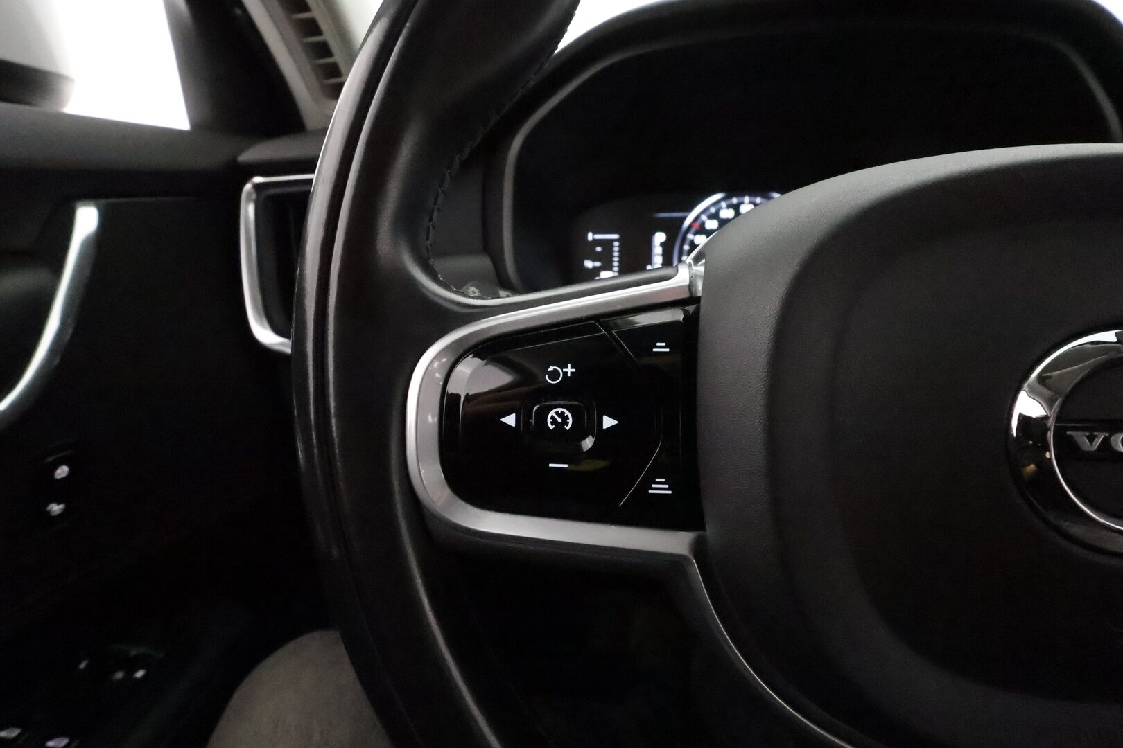 Volvo V90 Cross Country 2018 D4 AWD **Adapt.vakkari / Koukku / Webasto / P.kamera / Ratinlämmitin**