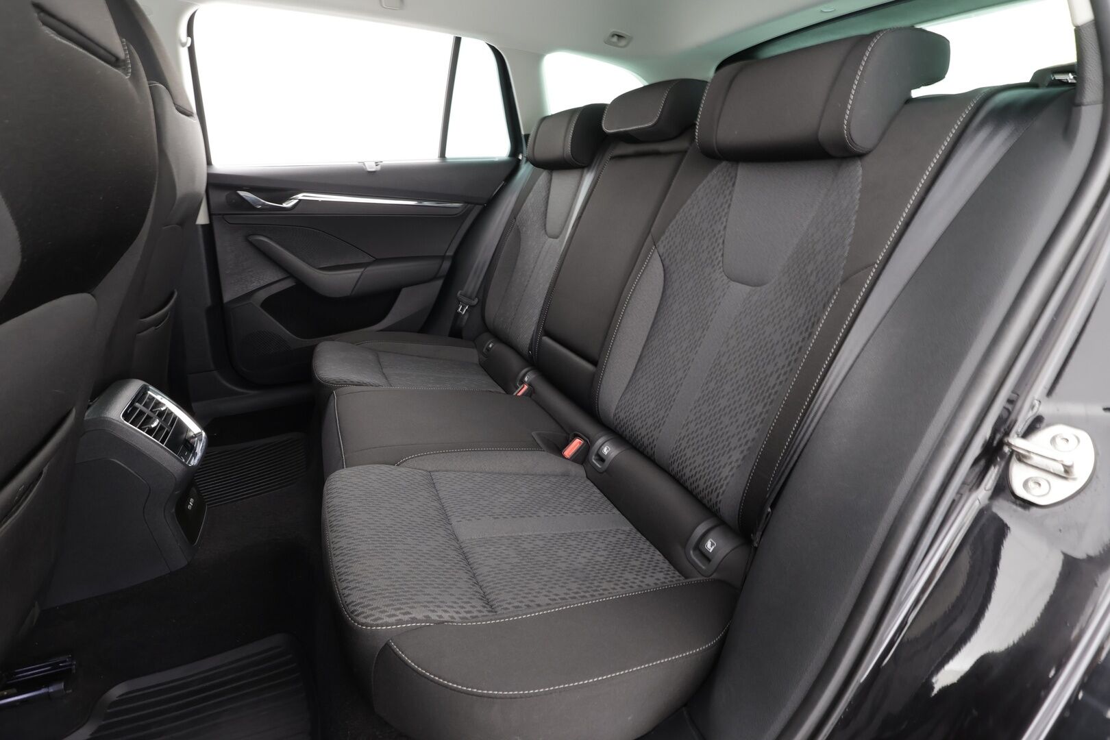 Skoda Octavia 2021 Combi 2.0 TDI 150 4x4 Style DSG  * ACC / Webasto / Koukku / Matrix-LED / P.kamera / Muistipenkki / Apple&Android * - Kahdet Renkaat / Suomi-auto