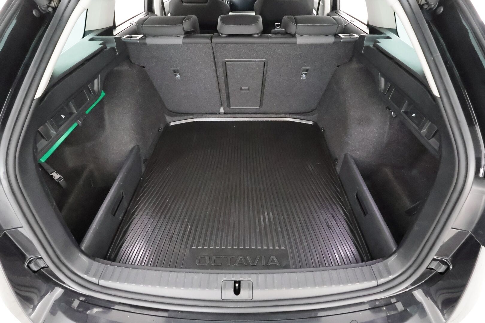 Skoda Octavia 2021 Combi 2.0 TDI 150 4x4 Style DSG  * ACC / Webasto / Koukku / Matrix-LED / P.kamera / Apple&Android * - Kahdet Renkaat / Suomi-auto