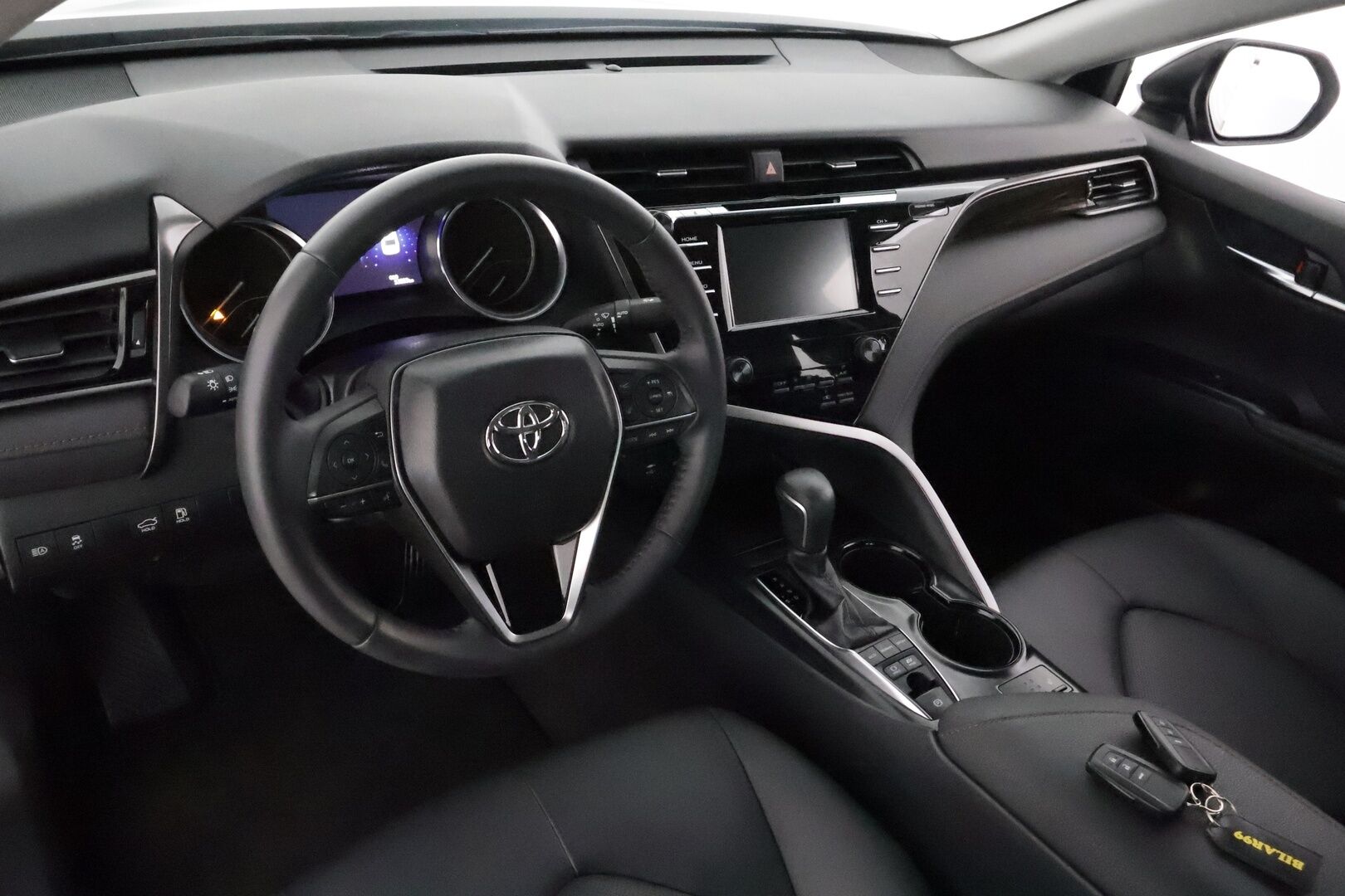 Toyota Camry 2021 2,5 Hybrid Active Business **Adapt.vakkari / Lohkolämmitin / LED / P.kamera / KeylessGo / Sähköpenkit / Navi** - 1.Om Suomi-auto / Merkkihuollettu / Kahdet renkaat aluvanteilla / Mustat nahat / Hieno!