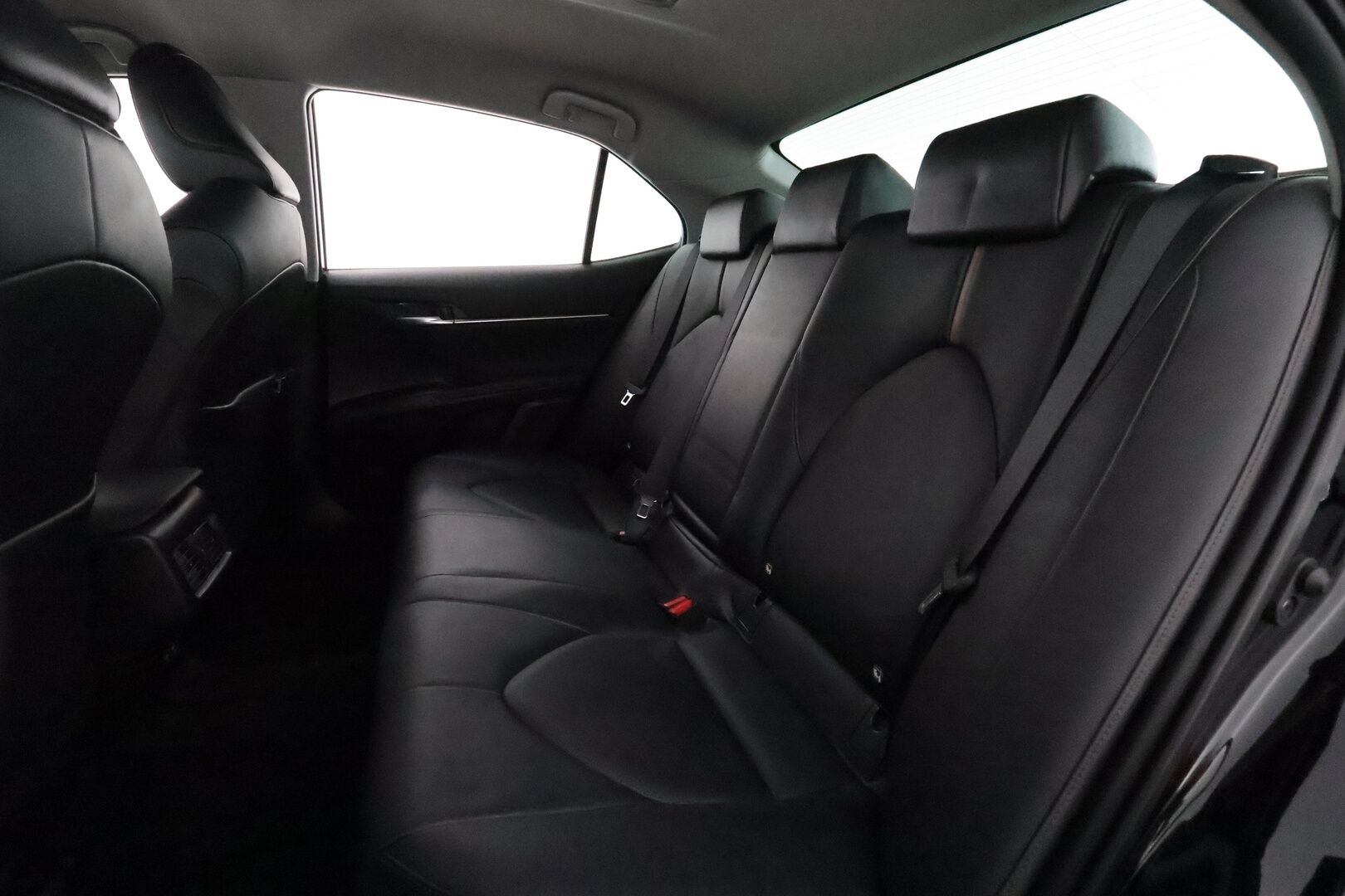 Toyota Camry 2021 2,5 Hybrid Active Business **Adapt.vakkari / Lohkolämmitin / LED / P.kamera / KeylessGo / Sähköpenkit / Navi** - 1.Om Suomi-auto / Merkkihuollettu / Kahdet renkaat aluvanteilla / Mustat nahat / Hieno!