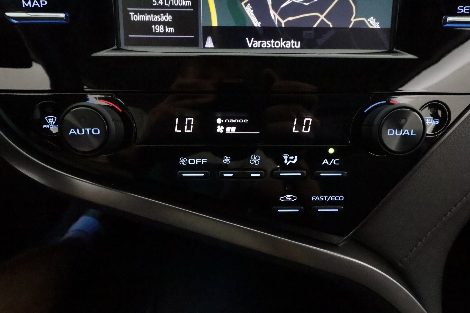 Toyota Camry 2021 2,5 Hybrid Active Business **Adapt.vakkari / Lohkolämmitin / LED / P.kamera / KeylessGo / Sähköpenkit / Navi** - 1.Om Suomi-auto / Merkkihuollettu / Kahdet renkaat aluvanteilla / Mustat nahat / Hieno!