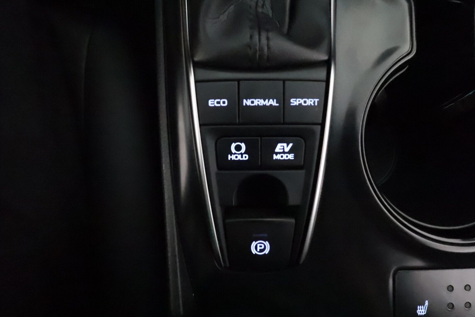Toyota Camry 2021 2,5 Hybrid Active Business **Adapt.vakkari / Lohkolämmitin / LED / P.kamera / KeylessGo / Sähköpenkit / Navi** - 1.Om Suomi-auto / Merkkihuollettu / Kahdet renkaat aluvanteilla / Mustat nahat / Hieno!