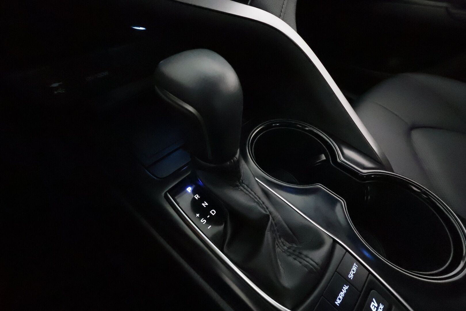 Toyota Camry 2021 2,5 Hybrid Active Business **Adapt.vakkari / Lohkolämmitin / LED / P.kamera / KeylessGo / Sähköpenkit / Navi** - 1.Om Suomi-auto / Merkkihuollettu / Kahdet renkaat aluvanteilla / Mustat nahat / Hieno!