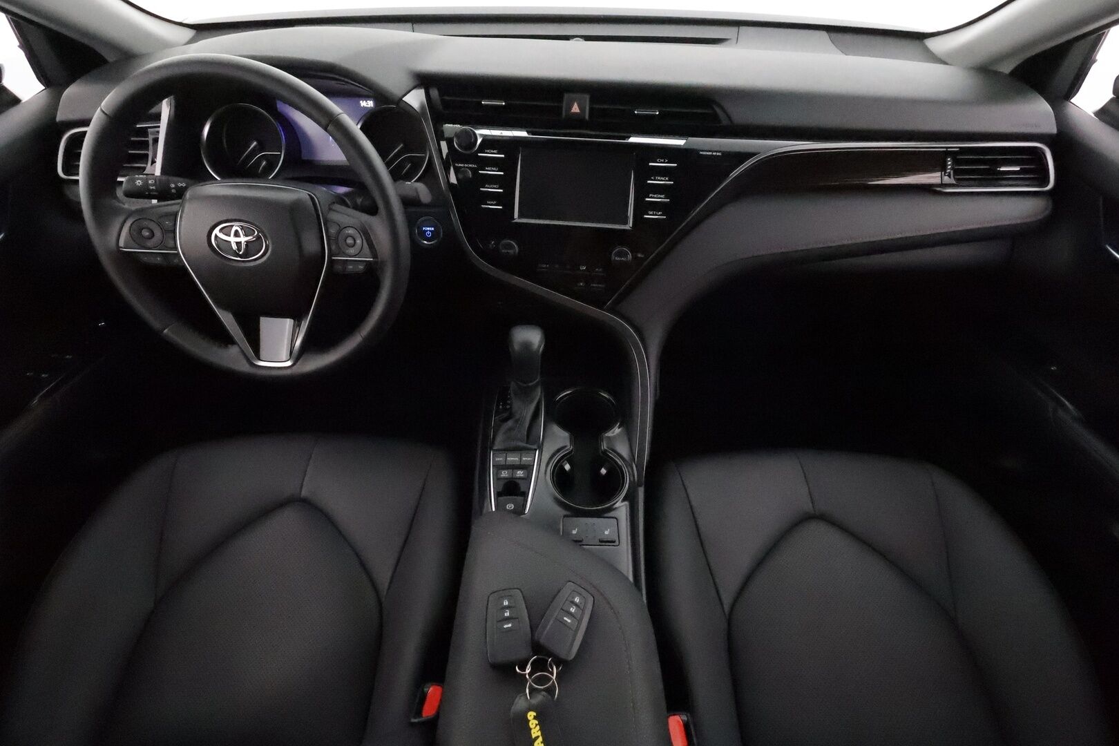 Toyota Camry 2021 2,5 Hybrid Active Business **Adapt.vakkari / Lohkolämmitin / LED / P.kamera / KeylessGo / Sähköpenkit / Navi** - 1.Om Suomi-auto / Merkkihuollettu / Kahdet renkaat aluvanteilla / Mustat nahat / Hieno!