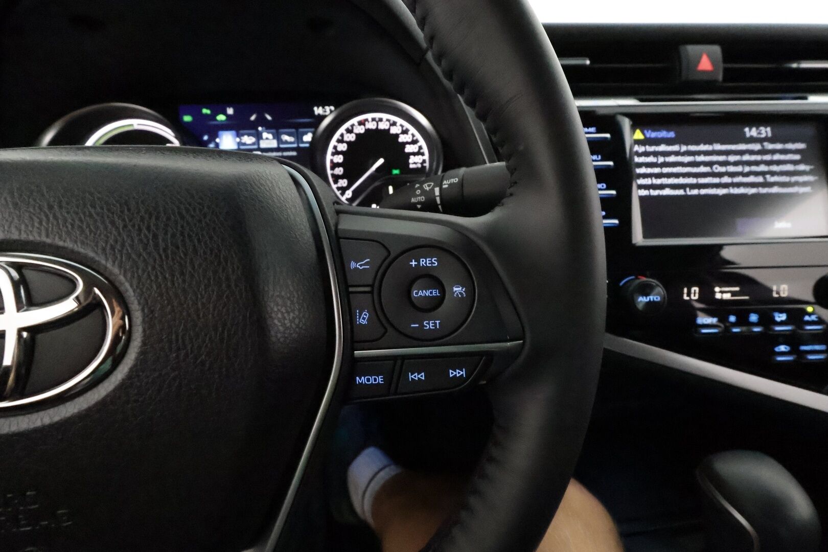 Toyota Camry 2021 2,5 Hybrid Active Business **Adapt.vakkari / Lohkolämmitin / LED / P.kamera / KeylessGo / Sähköpenkit / Navi** - 1.Om Suomi-auto / Merkkihuollettu / Kahdet renkaat aluvanteilla / Mustat nahat / Hieno!