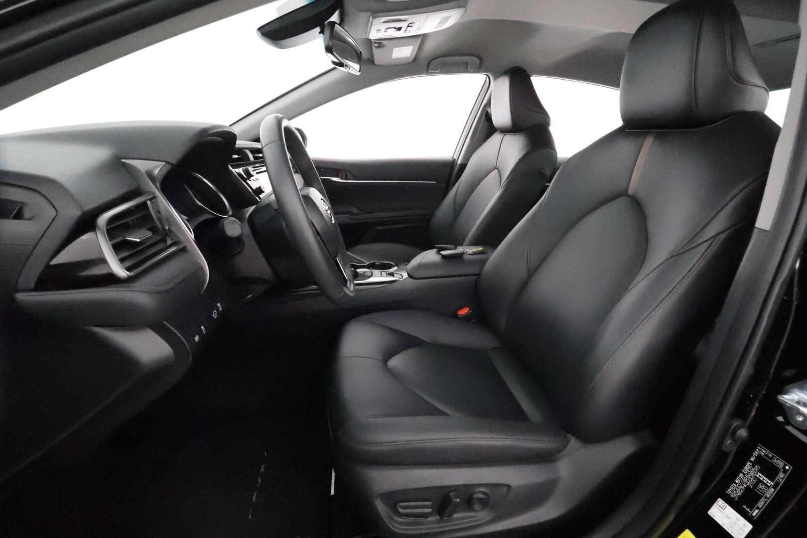 Toyota Camry 2021 2,5 Hybrid Active Business **Adapt.vakkari / Lohkolämmitin / LED / P.kamera / KeylessGo / Sähköpenkit / Navi** - 1.Om Suomi-auto / Merkkihuollettu / Kahdet renkaat aluvanteilla / Mustat nahat / Hieno!