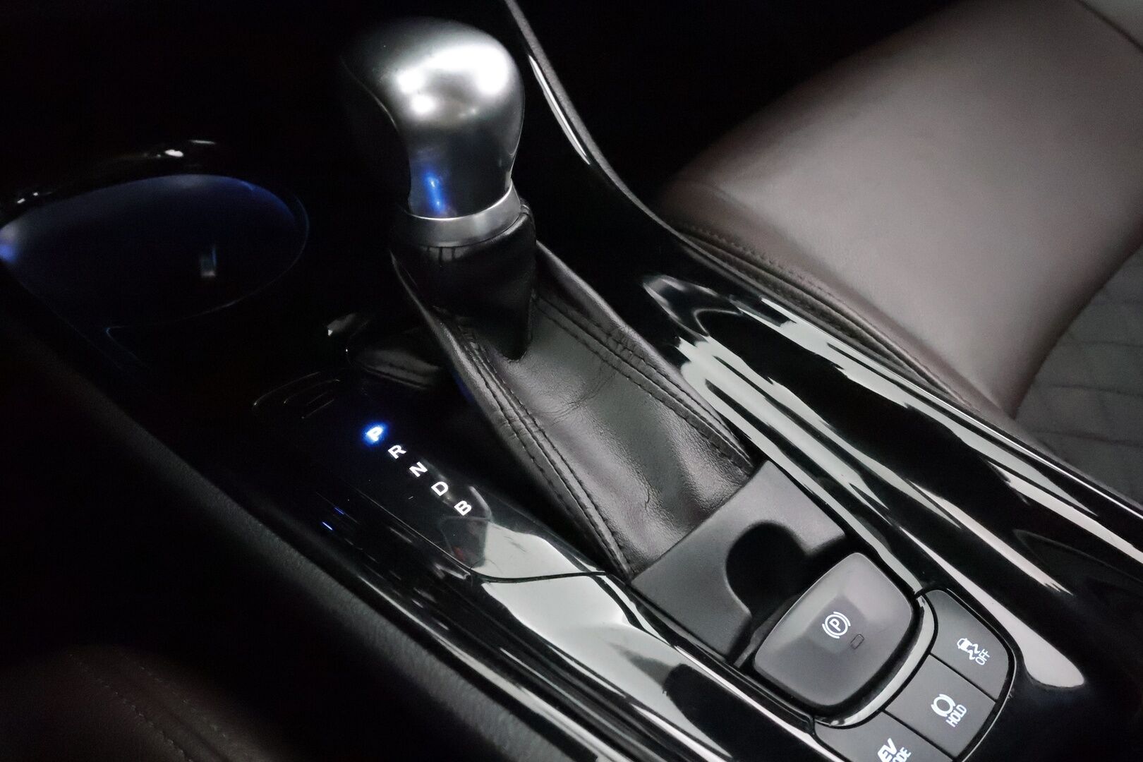 Toyota C-HR 2019 1,8 Hybrid Premium * Webasto / ACC / LED / P.Kamera / JBL / Kaistavahti / Navi / Keyless * - Suomi-auto / Kahdet renkaat - HULLUT BLACKWEEK JATKOT - KORKOTARJOUS 2,49%