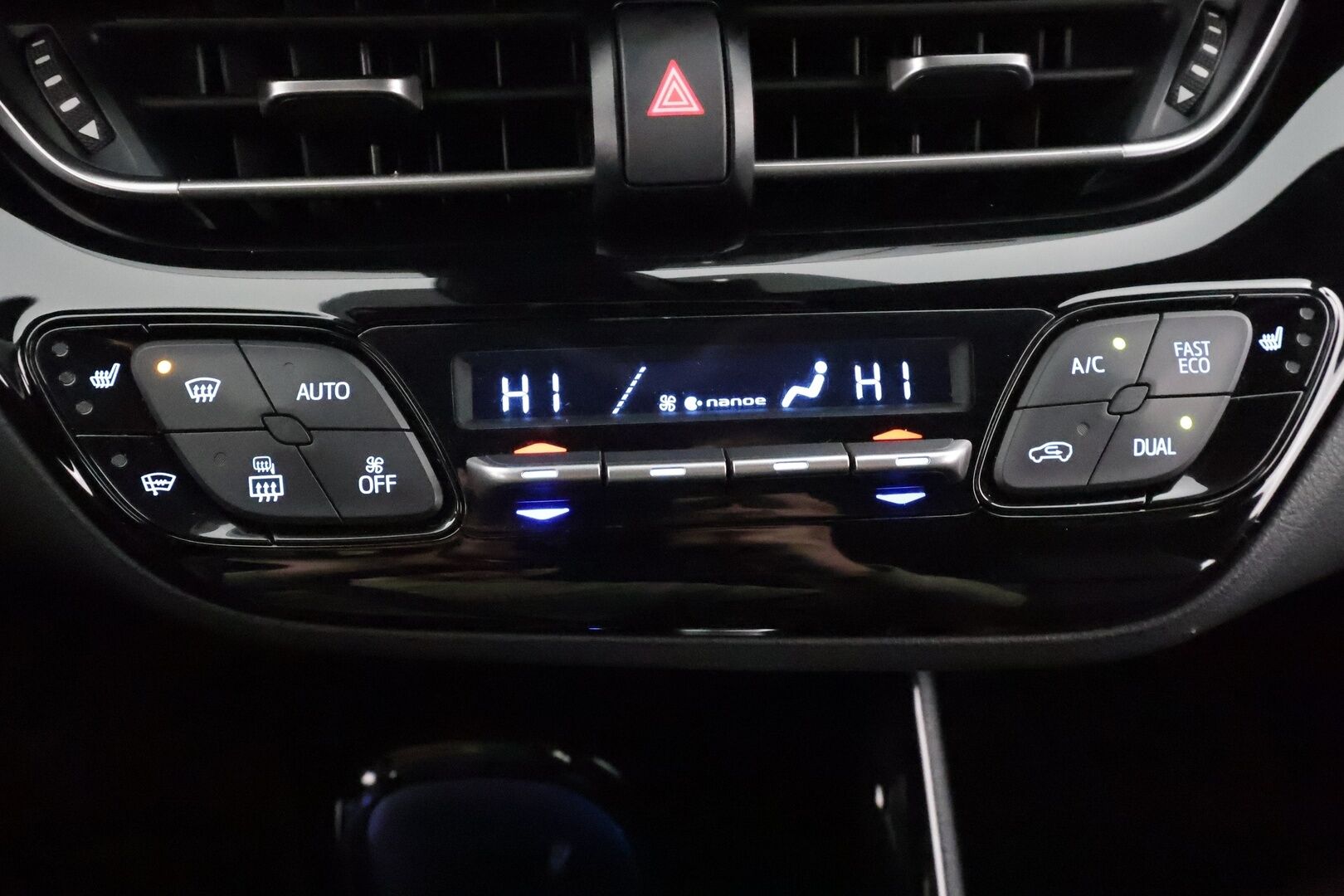 Toyota C-HR 2019 1,8 Hybrid Premium * Webasto / ACC / LED / P.Kamera / JBL / Kaistavahti / Navi / Keyless * - Suomi-auto / Kahdet renkaat - HULLUT BLACKWEEK JATKOT - KORKOTARJOUS 2,49%