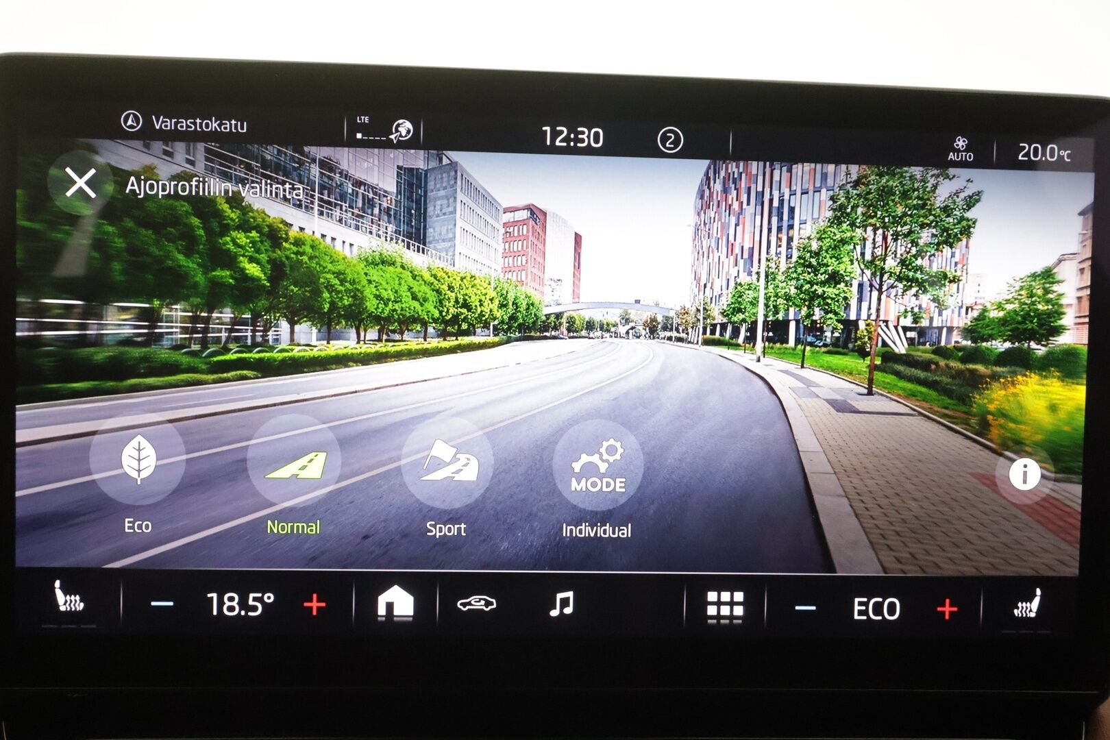 Skoda Enyaq 2021 80 Launch Edition iV - | ILP | ACC | P.Kamera | Nahkaverhoilu | LED | Kaistavahti | Navi | Keyless | Ratinlämmitys | Digimittaristo | 1-om Suomi-auto | 2x Latauskaapelit | Merkkihuollot | Kahdet renkaat |