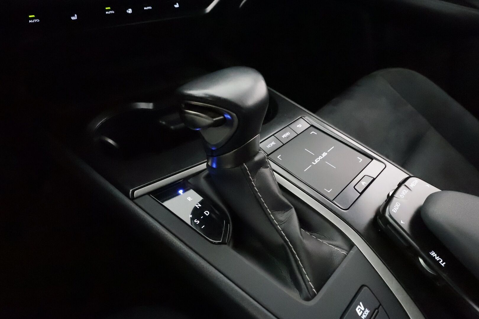 Lexus UX 2021 250h Comfort Technology Plus Edition **Adapt. vakkari / Alcantara sisusta / P.kamera / Keyless / Navi / Lohkolämmitin** - * Merkkihuolettu / Kahdet hyvä kuntoiset renkaat 