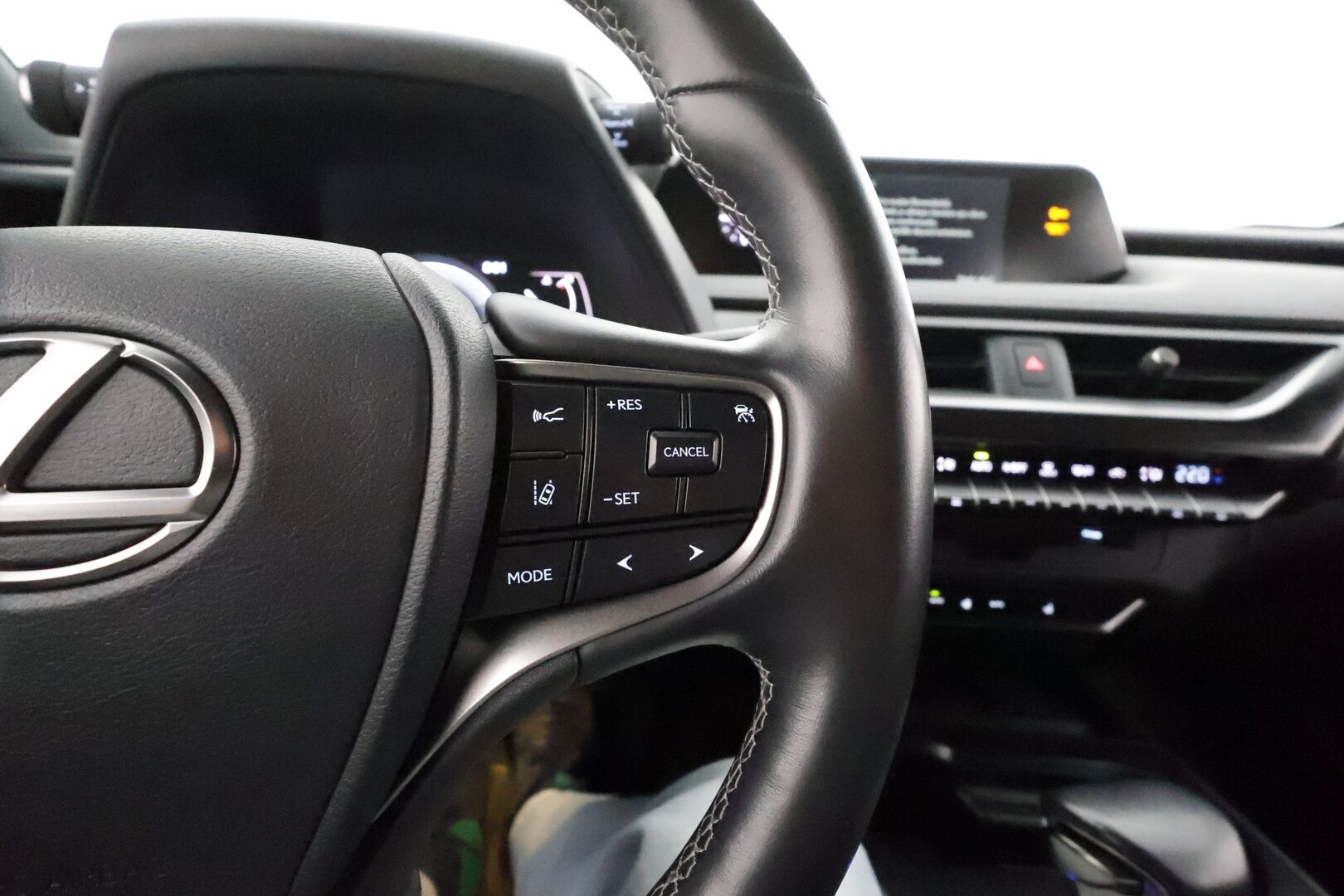 Lexus UX 2021 250h Comfort Technology Plus Edition **Adapt. vakkari / Alcantara sisusta / P.kamera / Keyless / Navi / Lohkolämmitin** - * Merkkihuolettu / Kahdet hyvä kuntoiset renkaat 