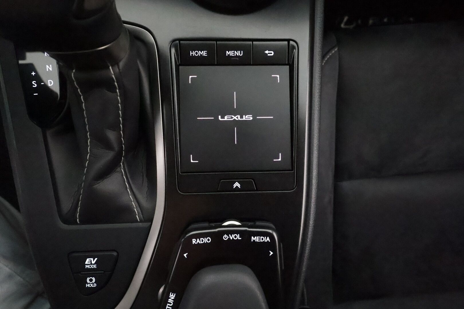 Lexus UX 2021 250h Comfort Technology Plus Edition **Adapt. vakkari / Alcantara sisusta / P.kamera / Keyless / Navi / Lohkolämmitin** - * Merkkihuolettu / Kahdet hyvä kuntoiset renkaat 