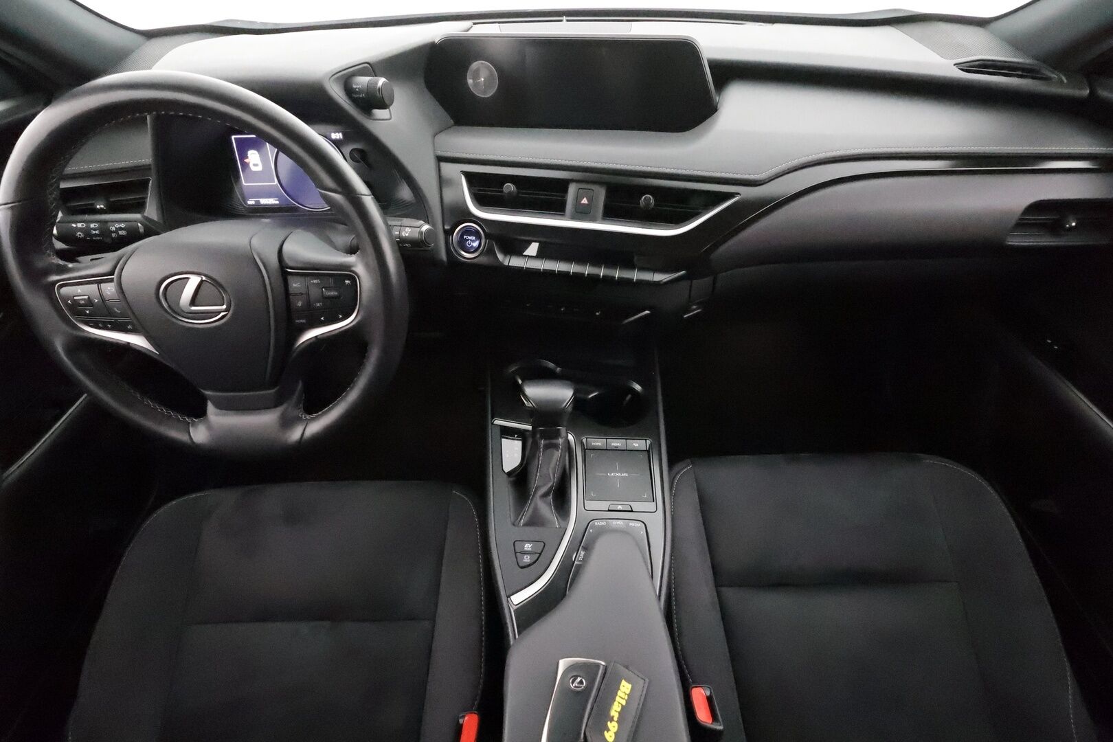 Lexus UX 2021 250h Comfort Technology Plus Edition **Adapt. vakkari / Alcantara sisusta / P.kamera / Keyless / Navi / Lohkolämmitin** - * Merkkihuolettu / Kahdet hyvä kuntoiset renkaat 