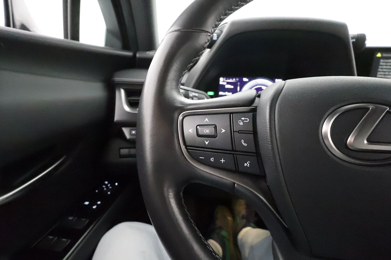 Lexus UX 2021 250h Comfort Technology Plus Edition **Adapt. vakkari / Alcantara sisusta / P.kamera / Keyless / Navi / Lohkolämmitin** - * Merkkihuolettu / Kahdet hyvä kuntoiset renkaat 