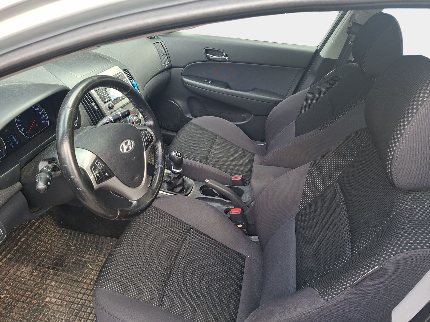 Hyundai i30 2011 Wagon 1,6 CVVT 6MT *Yritys Outlet- Myydään vain yrityksille!* - Suomi-auto | Vakkari | Tutkat | LED - ajovalot | Kahdet renkaat | 