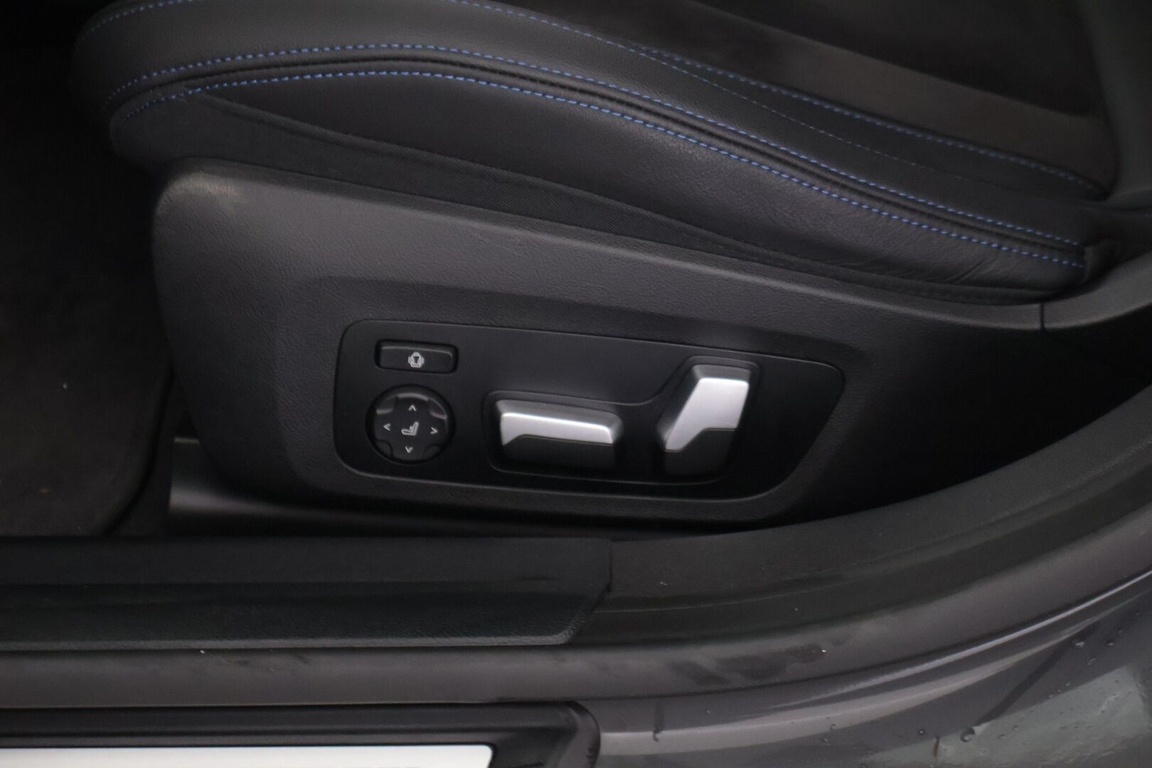 BMW i4 M50 2022 Fully Charged * 360° Kamera / Laserit / H&K / ACC / Muistipenkit / Lasikatto* - Akku kuntotarkastettu / Kahdet renkaat / Pienet kilsat