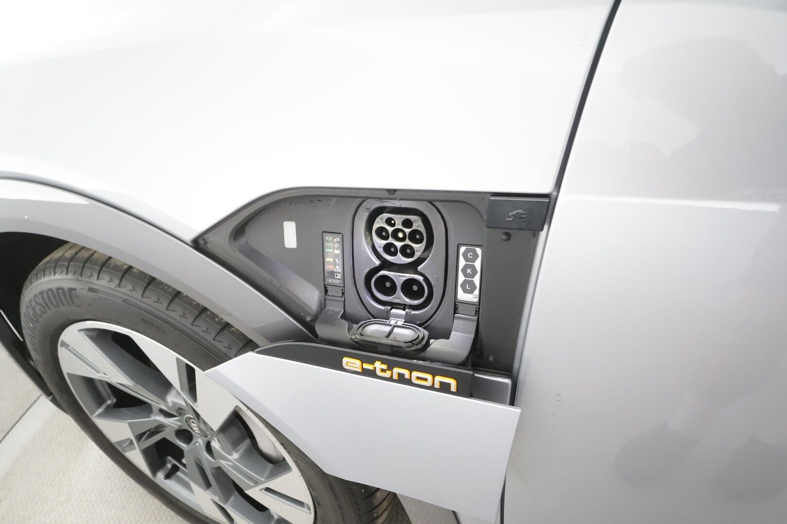Audi e-tron 2022 Advanced 55 quattro - | ACC | Lisälämmitin | Koukku | Muistipenkki | LED | P.Kamera | Sporttinahat | Apple&Android | Merkkihuollettu | Kahdet Renkaat |