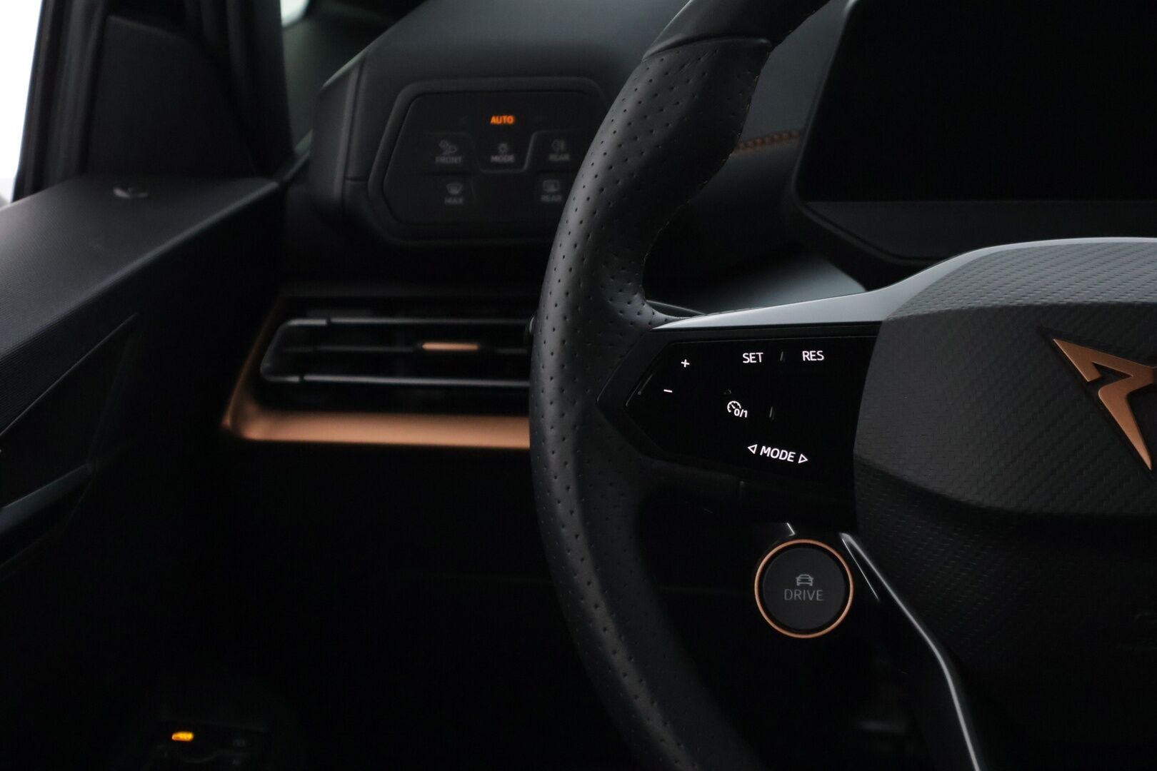 CUPRA Born 2022 e-Boost 170 kW 77 kWh * Lämpöpumppu / HUD / ACC / BLIS / P-Kamera / Navi * - Vähän ajettu! / 2x Vanteet & Renkaat