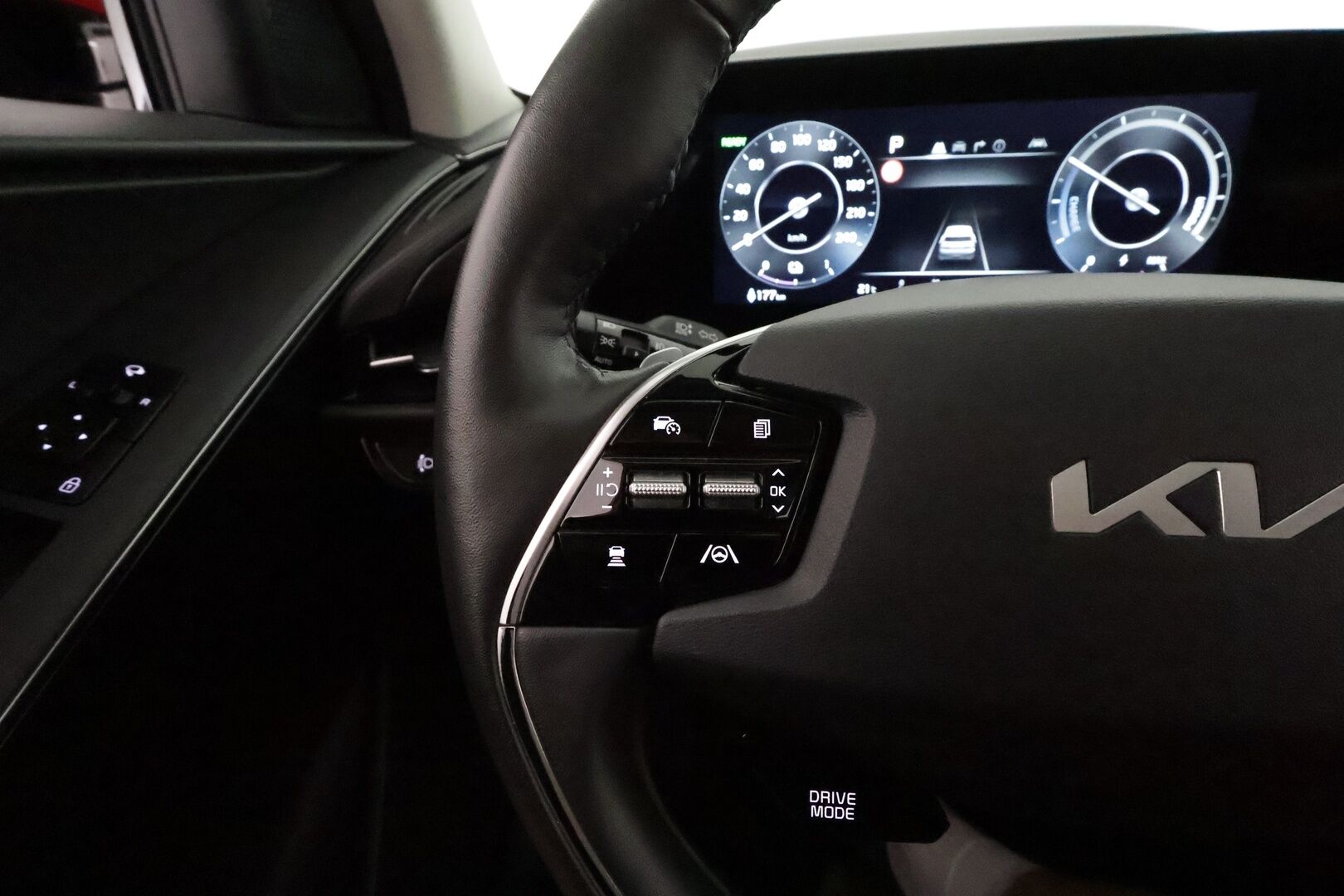 KIA NIRO 2023 Business 64 kWh 204 hv **Adapt.vakkari / Lämpöpumppu / P.kamera / LED / KeylessGo / Digimittaristo / Puolinahat** - Akku kuntotarkastettu / Merkkihuollettu / Kahdet renkaat aluvanteilla / Apple&Android 