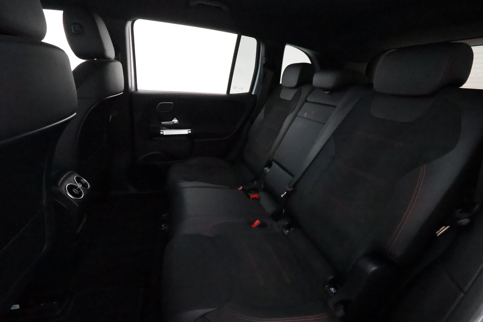 MERCEDES-BENZ EQB 2024 **300 4MATIC AMG Line **Adapt.vakkari / Facelift / HUD / 360° / Muistipenkit / Burmester / KeylessGo** - 3,99 % KORKOTARJOUS TÄHÄN AUTOON - Akku kuntotarkastettu / LED / Navi / Widescreen
