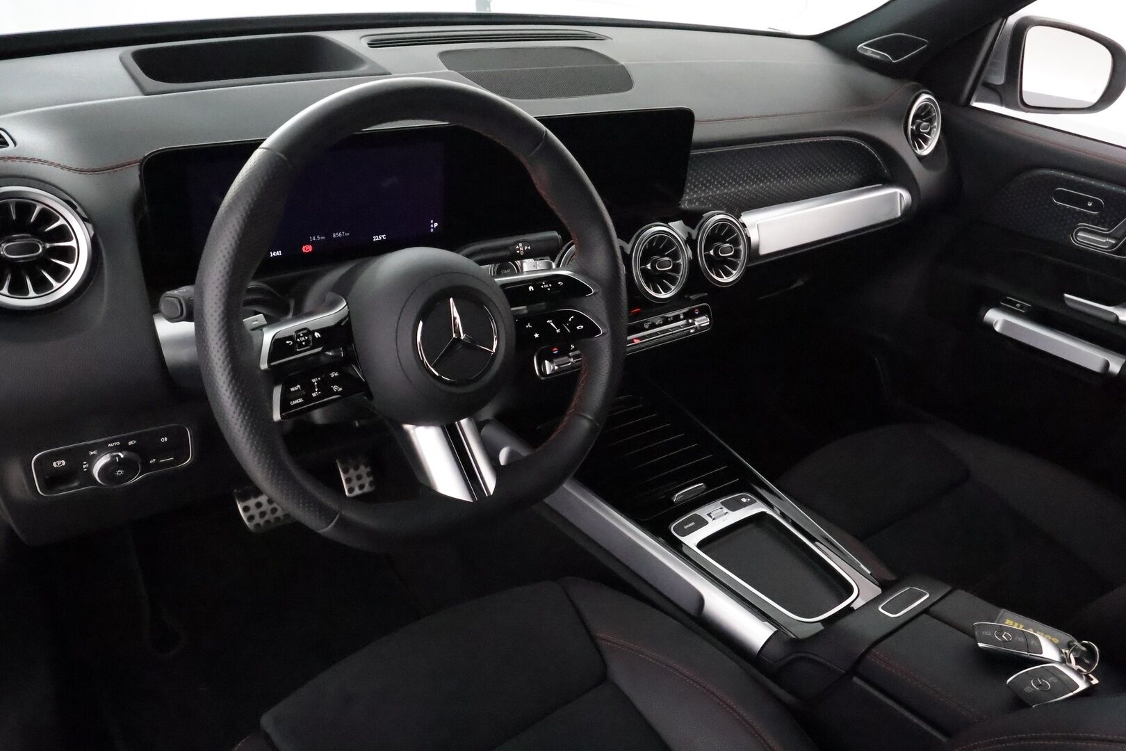 MERCEDES-BENZ EQB 2024 **300 4MATIC AMG Line **Adapt.vakkari / Facelift / HUD / 360° / Muistipenkit / Burmester / KeylessGo** - 3,99 % KORKOTARJOUS TÄHÄN AUTOON - Akku kuntotarkastettu / LED / Navi / Widescreen