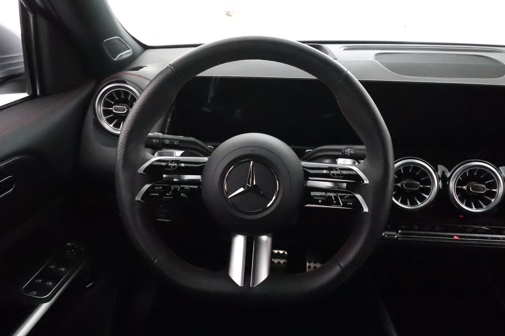 MERCEDES-BENZ EQB 2024 **300 4MATIC AMG Line **Adapt.vakkari / Facelift / HUD / 360° / Muistipenkit / Burmester / KeylessGo** - 3,99 % KORKOTARJOUS TÄHÄN AUTOON - Akku kuntotarkastettu / LED / Navi / Widescreen
