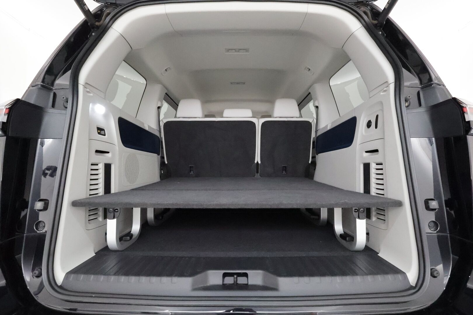 VOLKSWAGEN ID. BUZZ 2023 150kW PRO Business **Adapt.Vakkari / Sähköliukuovet / Matrix-LED / P.kamera / Koukku / Navi / Hierovat Sportpenkit Muistilla / Keyless** - 3,99 % KORKOTARJOUS TÄHÄN AUTOON - Akku kuntotarkastettu / 2x Latauskaapelit / Merkkihuollettu!