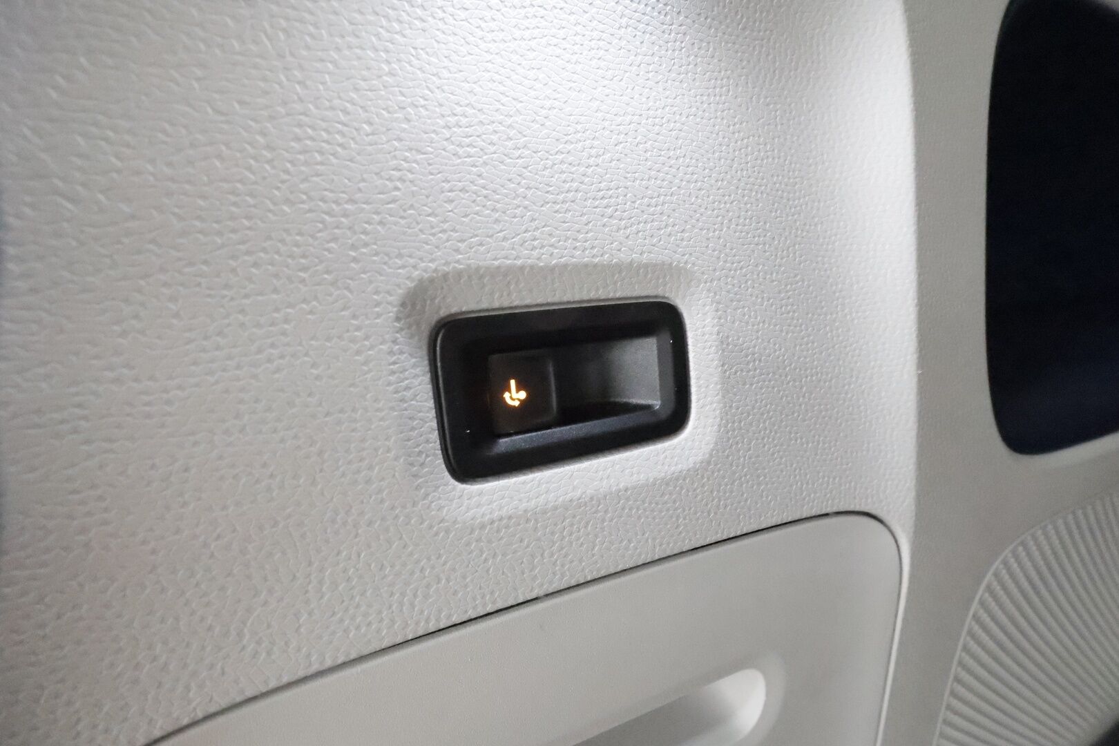 VOLKSWAGEN ID. BUZZ 2023 150kW PRO Business **Adapt.Vakkari / Sähköliukuovet / Matrix-LED / P.kamera / Koukku / Navi / Hierovat Sportpenkit Muistilla / Keyless** - 3,99 % KORKOTARJOUS TÄHÄN AUTOON - Akku kuntotarkastettu / 2x Latauskaapelit / Merkkihuollettu!