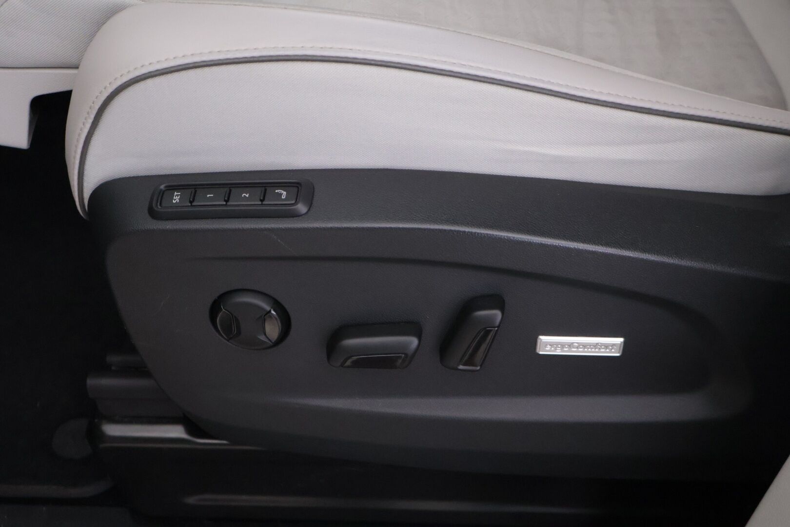 VOLKSWAGEN ID. BUZZ 2023 150kW PRO Business **Adapt.Vakkari / Sähköliukuovet / Matrix-LED / P.kamera / Koukku / Navi / Hierovat Sportpenkit Muistilla / Keyless** - Akku kuntotarkastettu / 2x Latauskaapelit / Merkkihuollettu!