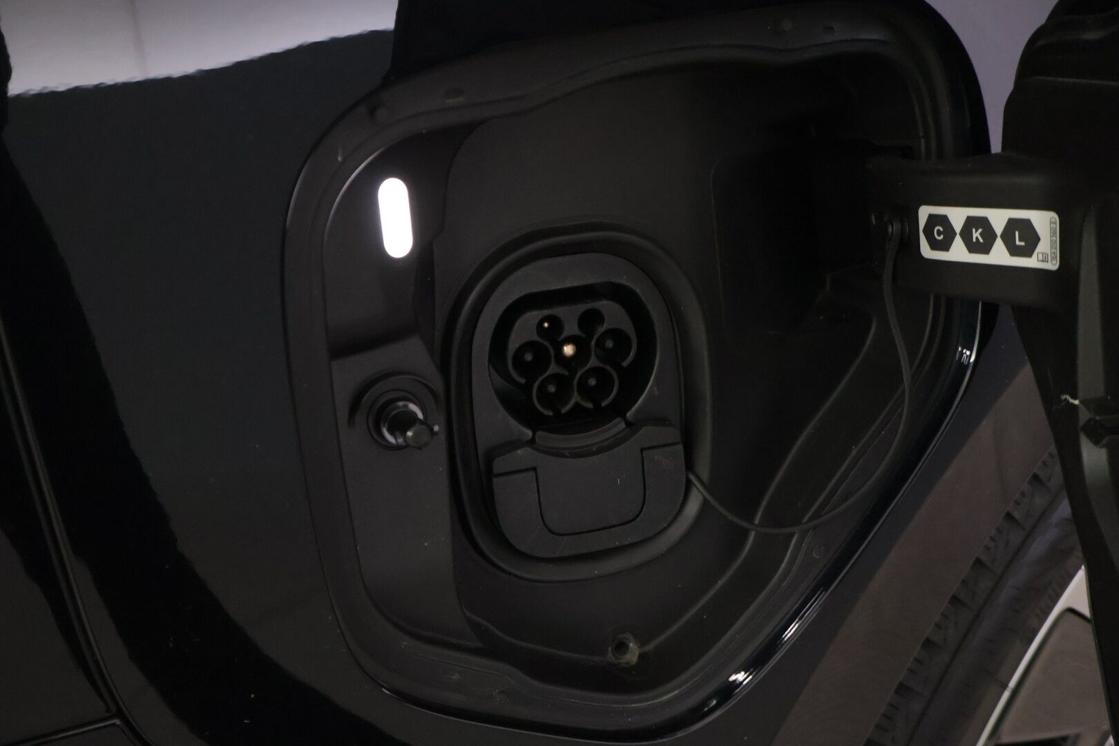 VOLKSWAGEN ID. BUZZ 2023 150kW PRO Business **Adapt.Vakkari / Sähköliukuovet / Matrix-LED / P.kamera / Koukku / Navi / Hierovat Sportpenkit Muistilla / Keyless** - Akku kuntotarkastettu / 2x Latauskaapelit / Merkkihuollettu!