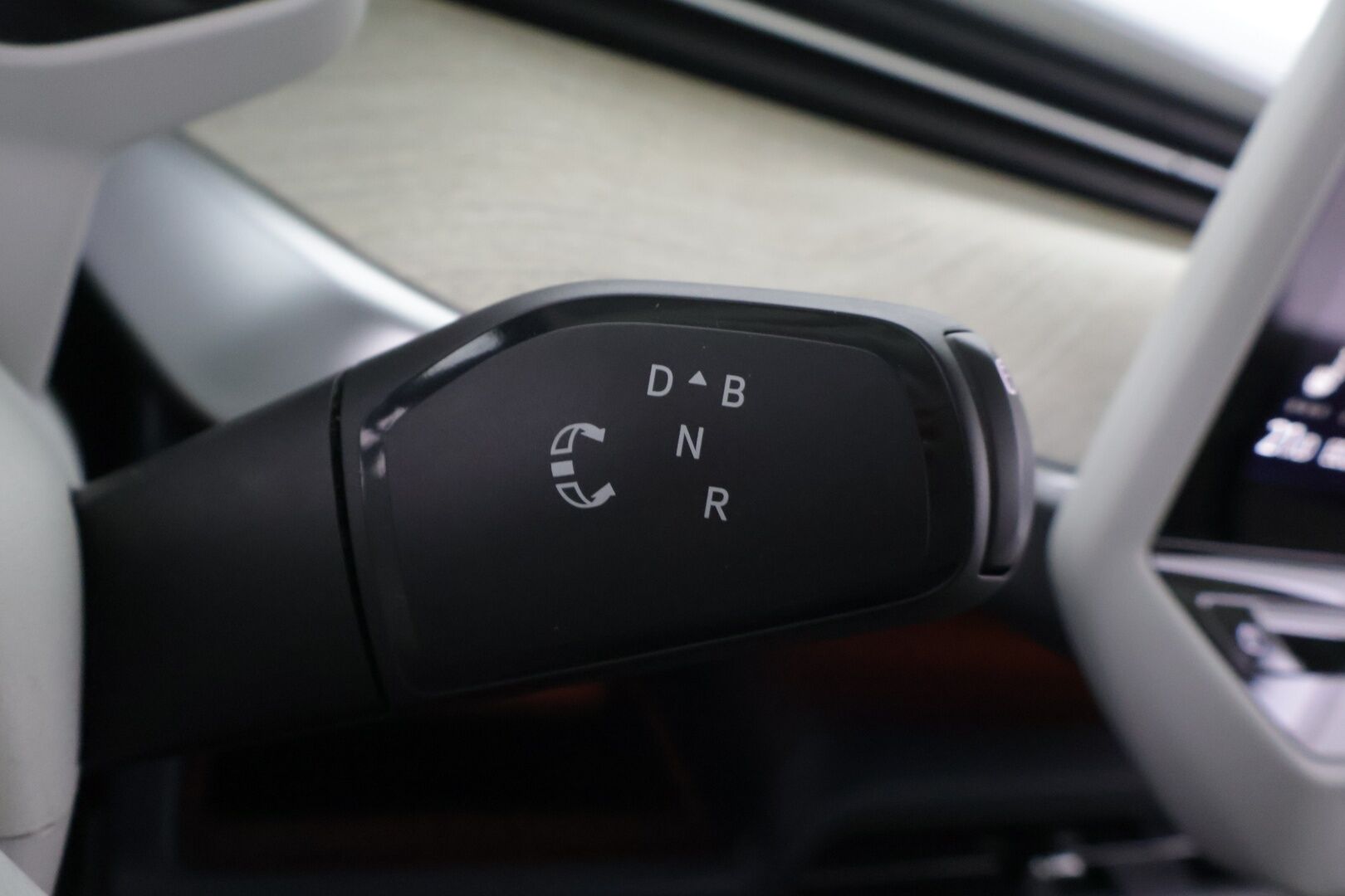 VOLKSWAGEN ID. BUZZ 2023 150kW PRO Business **Adapt.Vakkari / Sähköliukuovet / Matrix-LED / P.kamera / Koukku / Navi / Hierovat Sportpenkit Muistilla / Keyless** - Akku kuntotarkastettu / 2x Latauskaapelit / Merkkihuollettu!