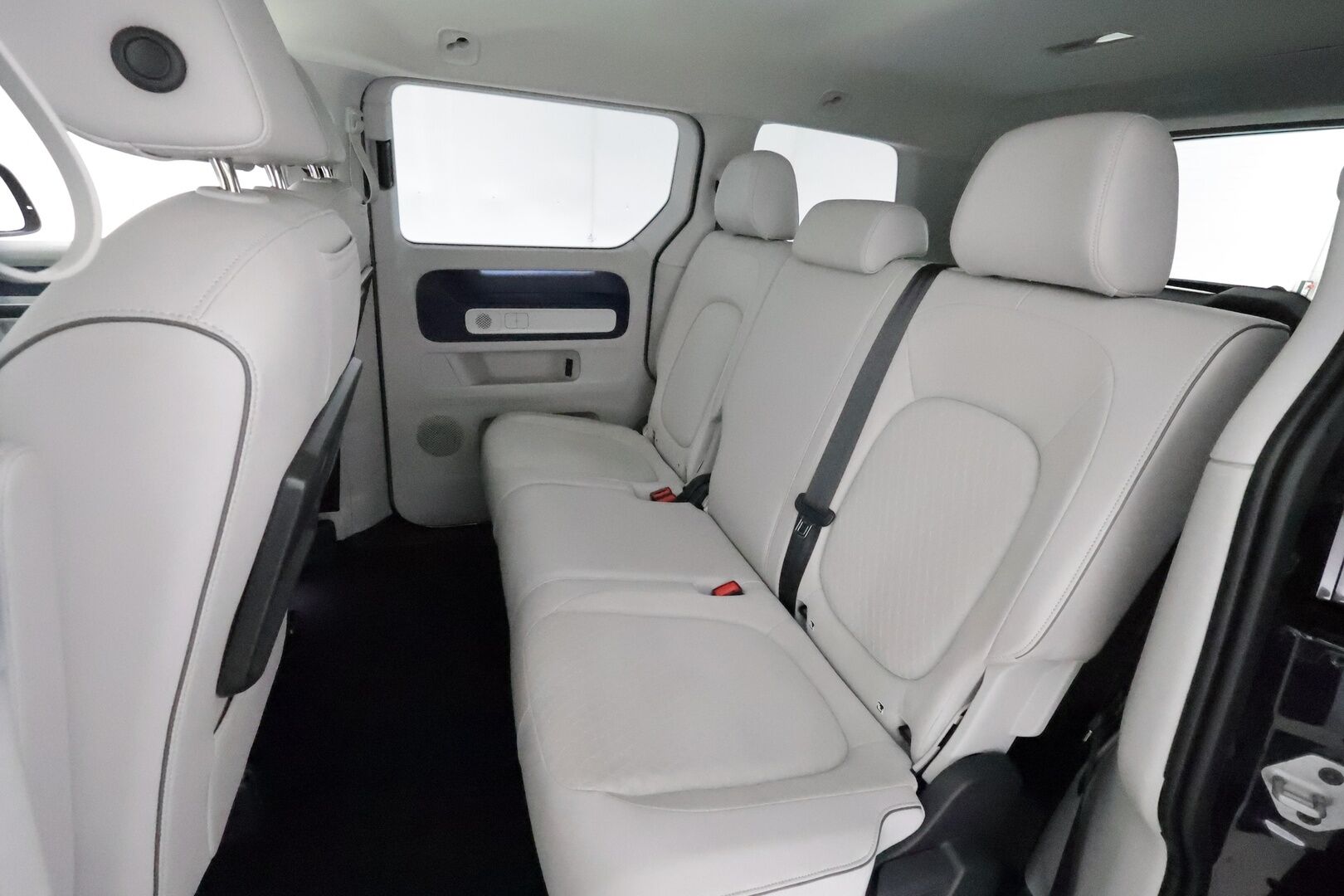 VOLKSWAGEN ID. BUZZ 2023 150kW PRO Business **Adapt.Vakkari / Sähköliukuovet / Matrix-LED / P.kamera / Koukku / Navi / Hierovat Sportpenkit Muistilla / Keyless** - 3,99 % KORKOTARJOUS TÄHÄN AUTOON - Akku kuntotarkastettu / 2x Latauskaapelit / Merkkihuollettu!