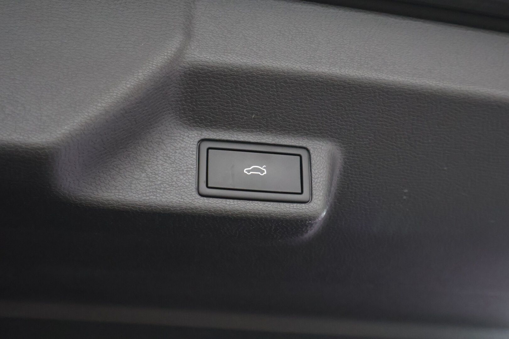 VOLKSWAGEN ID. BUZZ 2023 150kW PRO Business **Adapt.Vakkari / Sähköliukuovet / Matrix-LED / P.kamera / Koukku / Navi / Hierovat Sportpenkit Muistilla / Keyless** - Akku kuntotarkastettu / 2x Latauskaapelit / Merkkihuollettu!