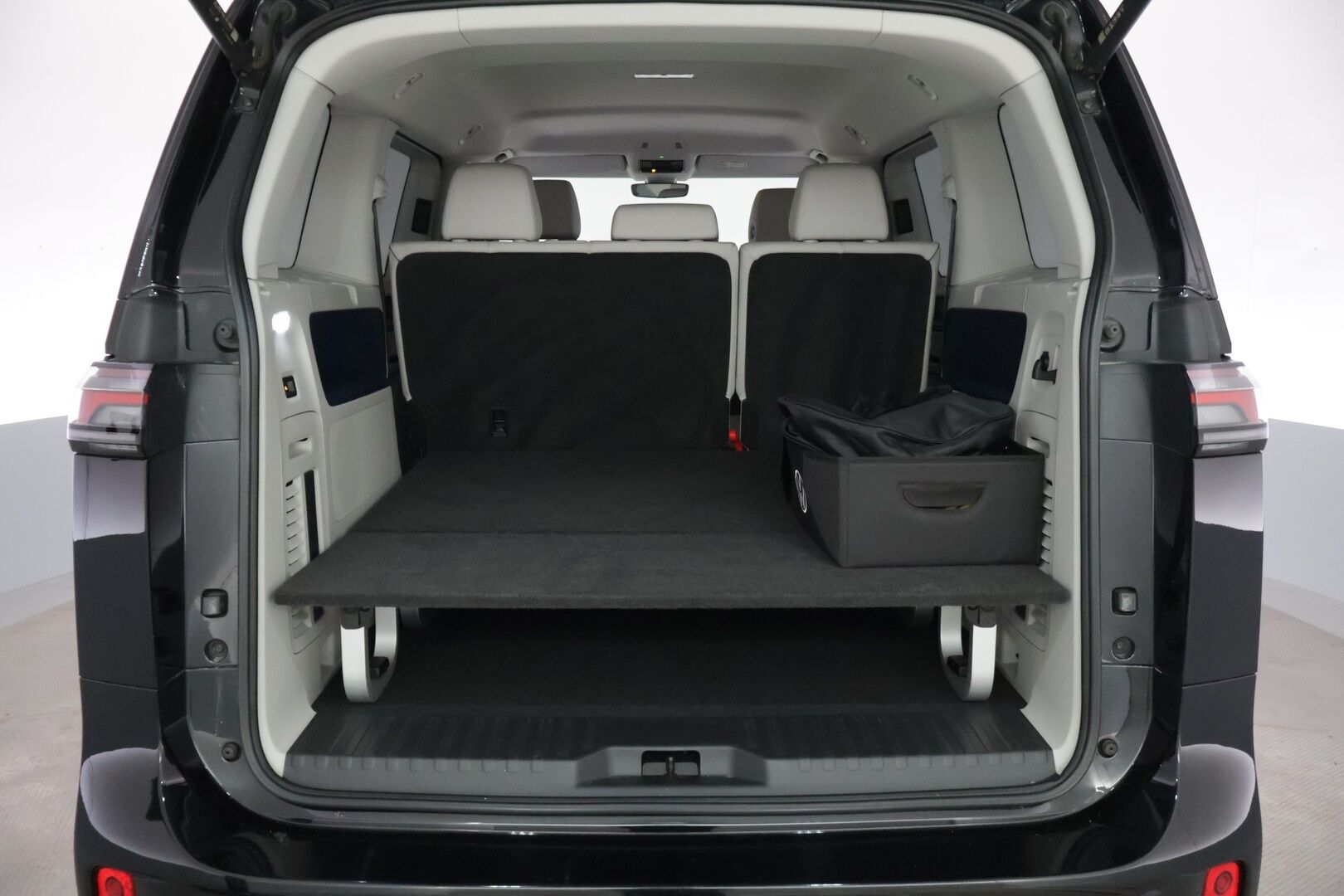 VOLKSWAGEN ID. BUZZ 2023 150kW PRO Business **Adapt.Vakkari / Sähköliukuovet / Matrix-LED / P.kamera / Koukku / Navi / Hierovat Sportpenkit Muistilla / Keyless** - Akku kuntotarkastettu / 2x Latauskaapelit / Merkkihuollettu!