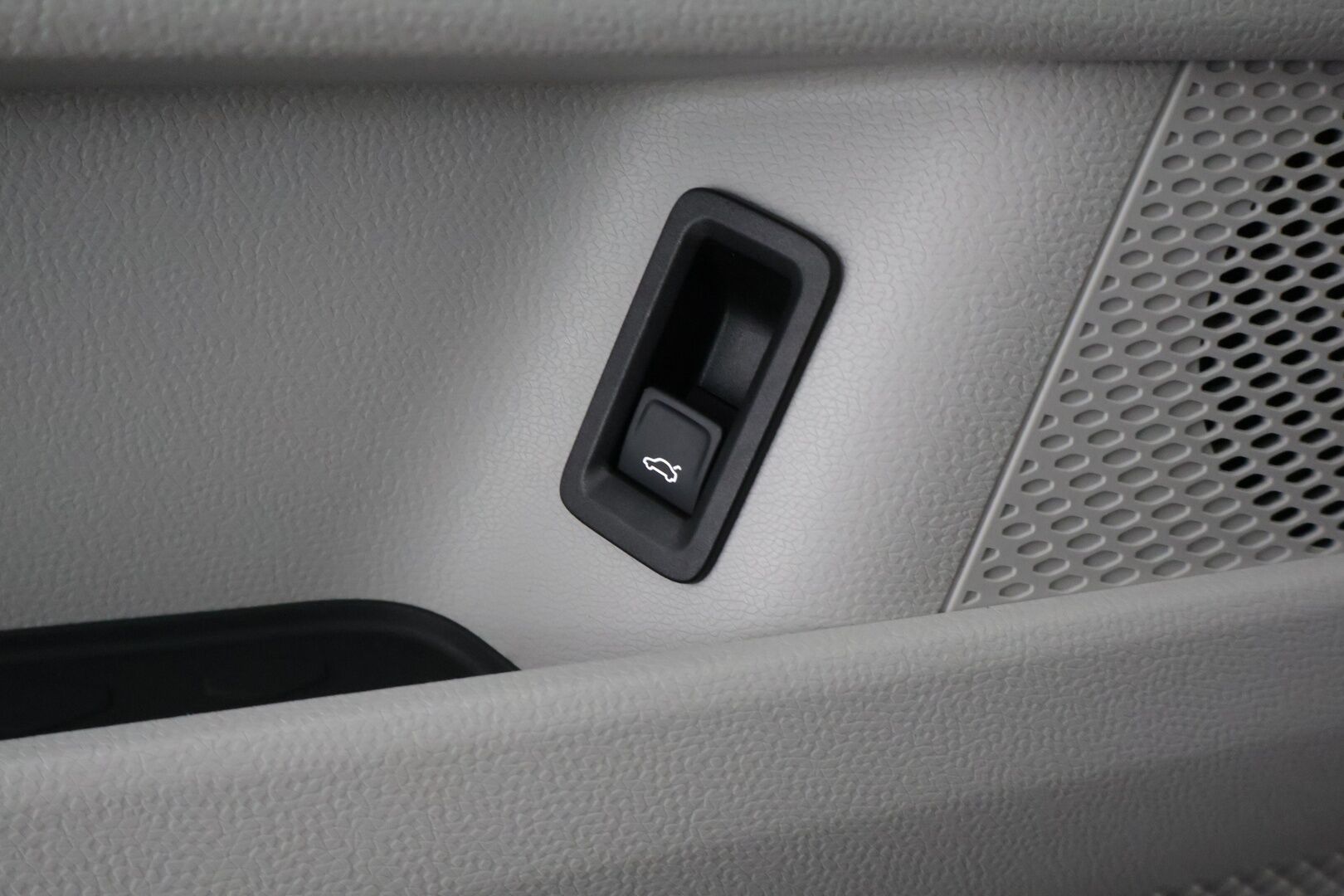 VOLKSWAGEN ID. BUZZ 2023 150kW PRO Business **Adapt.Vakkari / Sähköliukuovet / Matrix-LED / P.kamera / Koukku / Navi / Hierovat Sportpenkit Muistilla / Keyless** - Akku kuntotarkastettu / 2x Latauskaapelit / Merkkihuollettu!