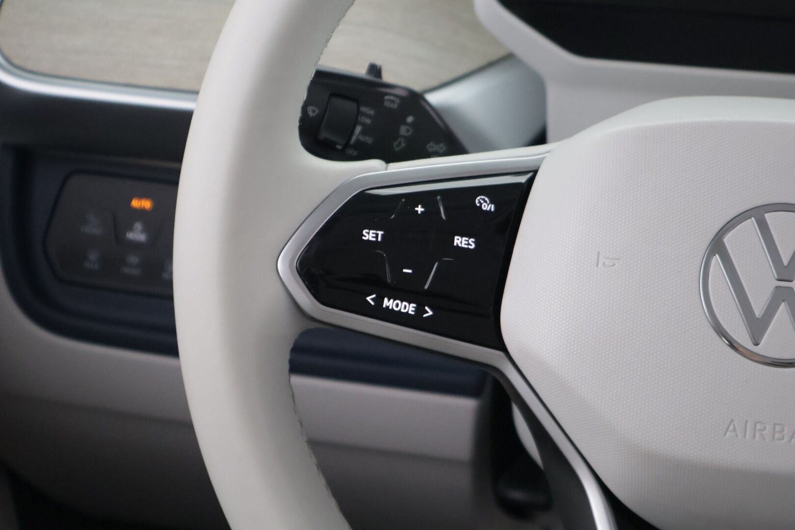 VOLKSWAGEN ID. BUZZ 2023 150kW PRO Business **Adapt.Vakkari / Sähköliukuovet / Matrix-LED / P.kamera / Koukku / Navi / Hierovat Sportpenkit Muistilla / Keyless** - Akku kuntotarkastettu / 2x Latauskaapelit / Merkkihuollettu!