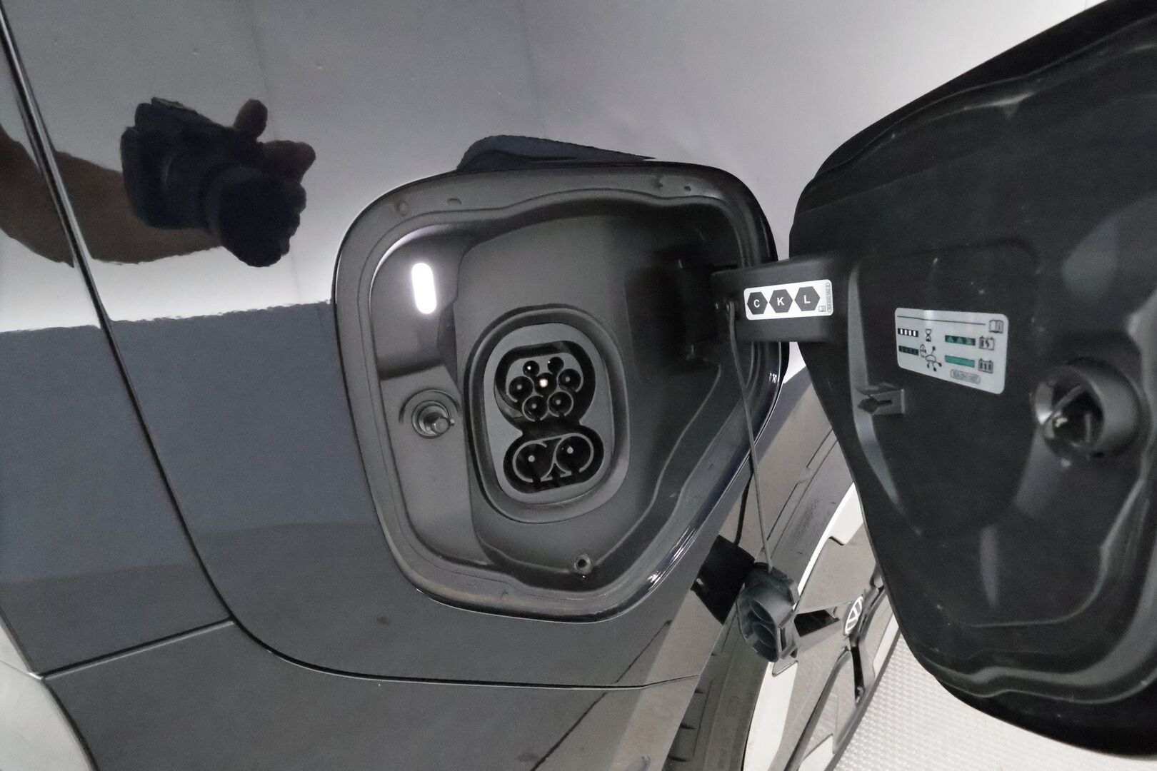 VOLKSWAGEN ID. BUZZ 2023 150kW PRO Business **Adapt.Vakkari / Sähköliukuovet / Matrix-LED / P.kamera / Koukku / Navi / Hierovat Sportpenkit Muistilla / Keyless** - 3,99 % KORKOTARJOUS TÄHÄN AUTOON - Akku kuntotarkastettu / 2x Latauskaapelit / Merkkihuollettu!