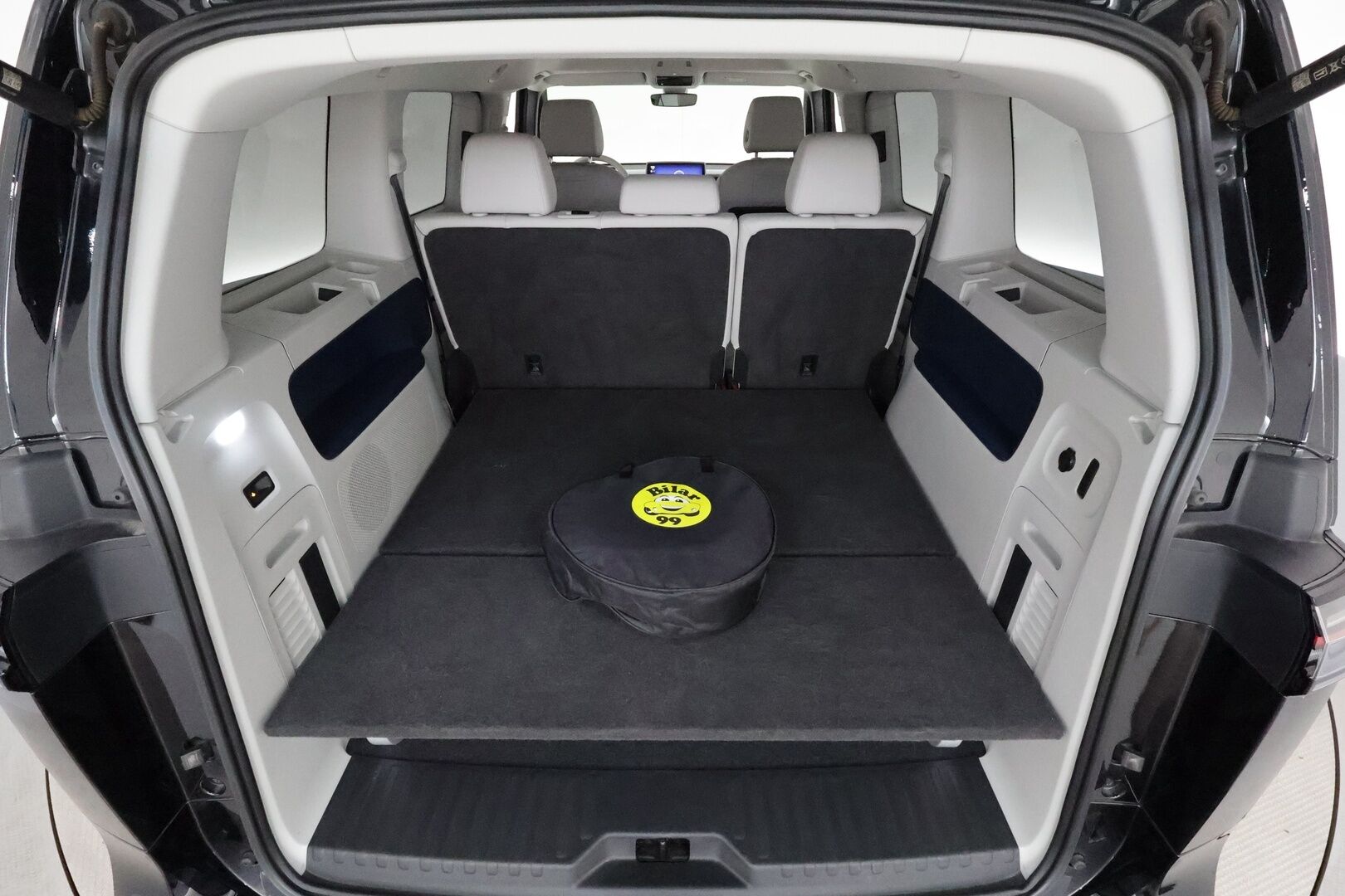 VOLKSWAGEN ID. BUZZ 2023 150kW PRO Business **Adapt.Vakkari / Sähköliukuovet / Matrix-LED / P.kamera / Koukku / Navi / Hierovat Sportpenkit Muistilla / Keyless** - 3,99 % KORKOTARJOUS TÄHÄN AUTOON - Akku kuntotarkastettu / 2x Latauskaapelit / Merkkihuollettu!