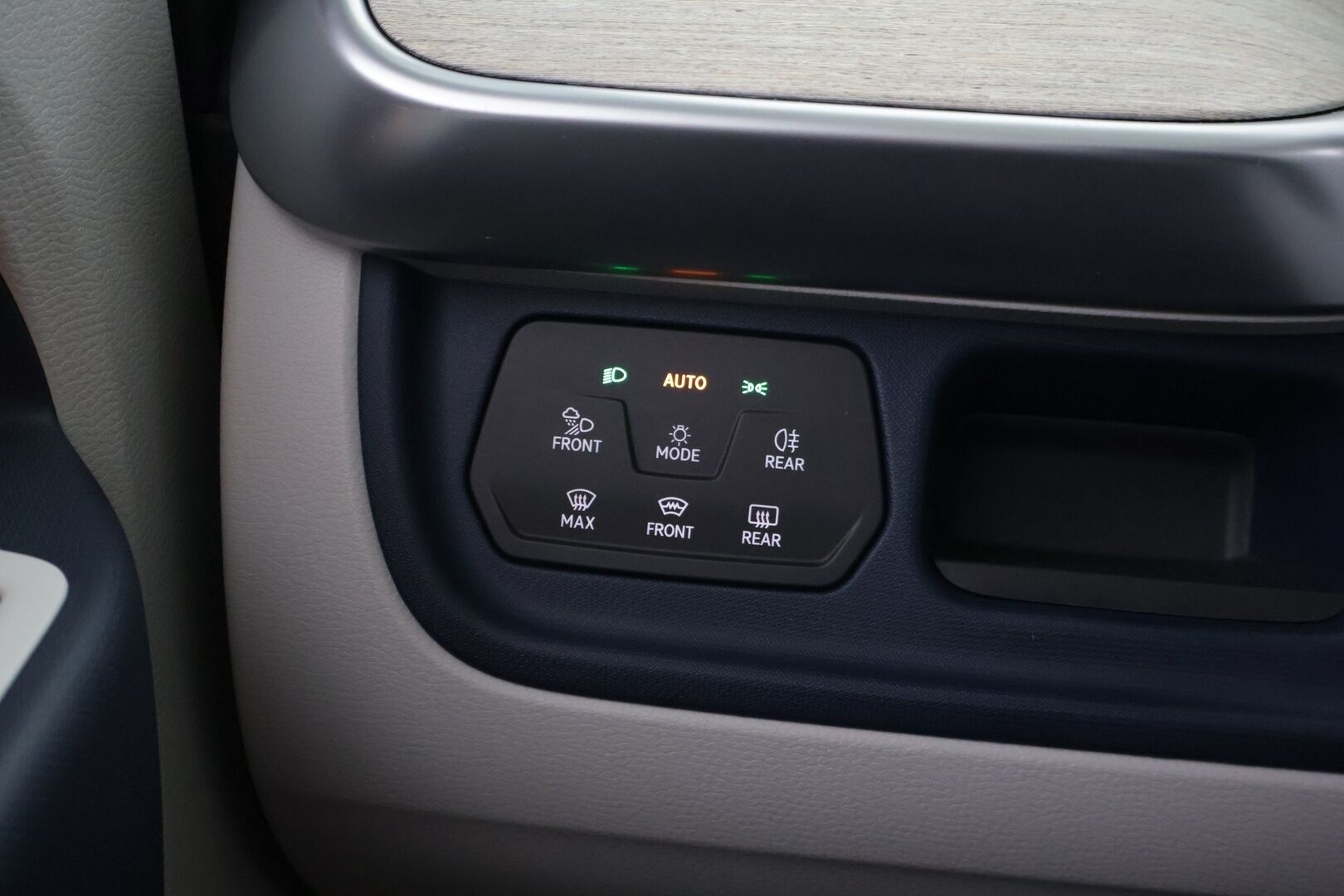 VOLKSWAGEN ID. BUZZ 2023 150kW PRO Business **Adapt.Vakkari / Sähköliukuovet / Matrix-LED / P.kamera / Koukku / Navi / Hierovat Sportpenkit Muistilla / Keyless** - Akku kuntotarkastettu / 2x Latauskaapelit / Merkkihuollettu!