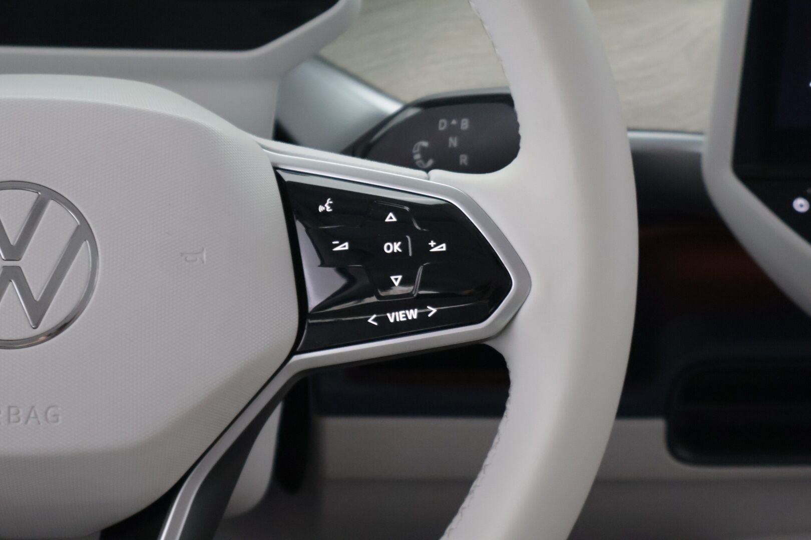 VOLKSWAGEN ID. BUZZ 2023 150kW PRO Business **Adapt.Vakkari / Sähköliukuovet / Matrix-LED / P.kamera / Koukku / Navi / Hierovat Sportpenkit Muistilla / Keyless** - Akku kuntotarkastettu / 2x Latauskaapelit / Merkkihuollettu!