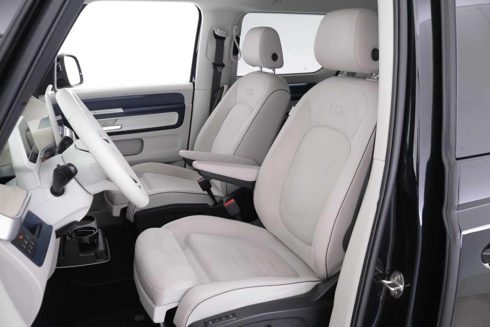 VOLKSWAGEN ID. BUZZ 2023 150kW PRO Business **Adapt.Vakkari / Sähköliukuovet / Matrix-LED / P.kamera / Koukku / Navi / Hierovat Sportpenkit Muistilla / Keyless** - Akku kuntotarkastettu / 2x Latauskaapelit / Merkkihuollettu!