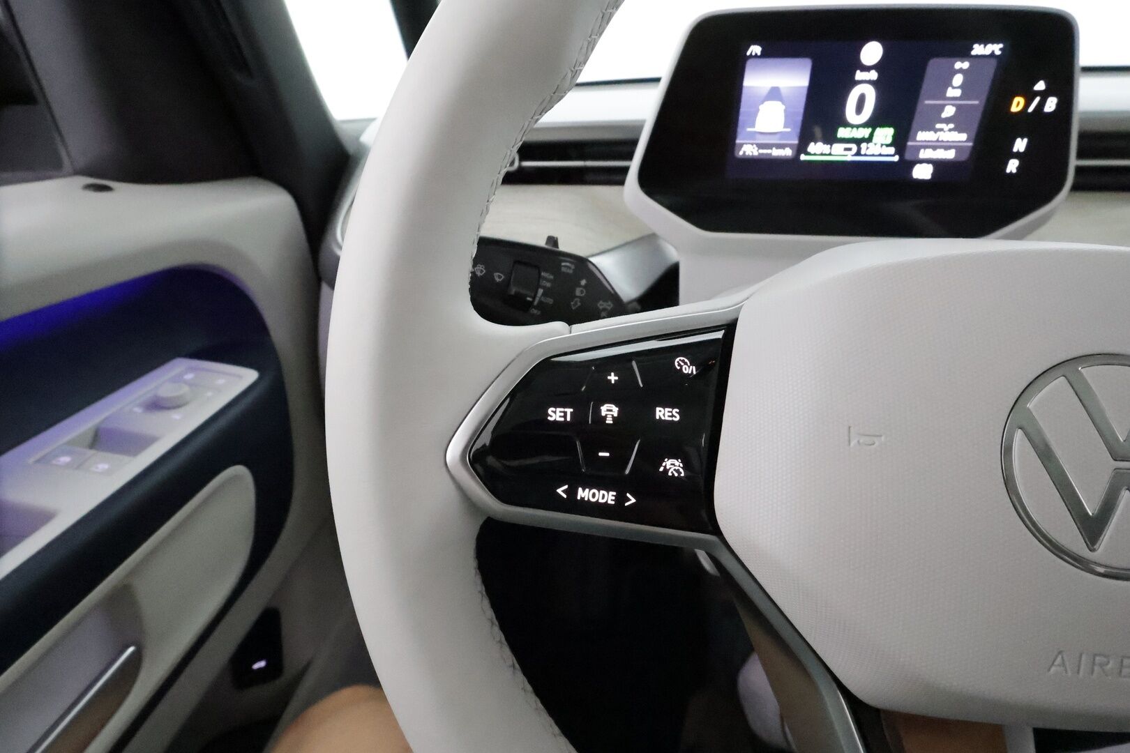 VOLKSWAGEN ID. BUZZ 2023 150kW PRO Business **Adapt.Vakkari / Sähköliukuovet / Matrix-LED / P.kamera / Koukku / Navi / Hierovat Sportpenkit Muistilla / Keyless** - 3,99 % KORKOTARJOUS TÄHÄN AUTOON - Akku kuntotarkastettu / 2x Latauskaapelit / Merkkihuollettu!
