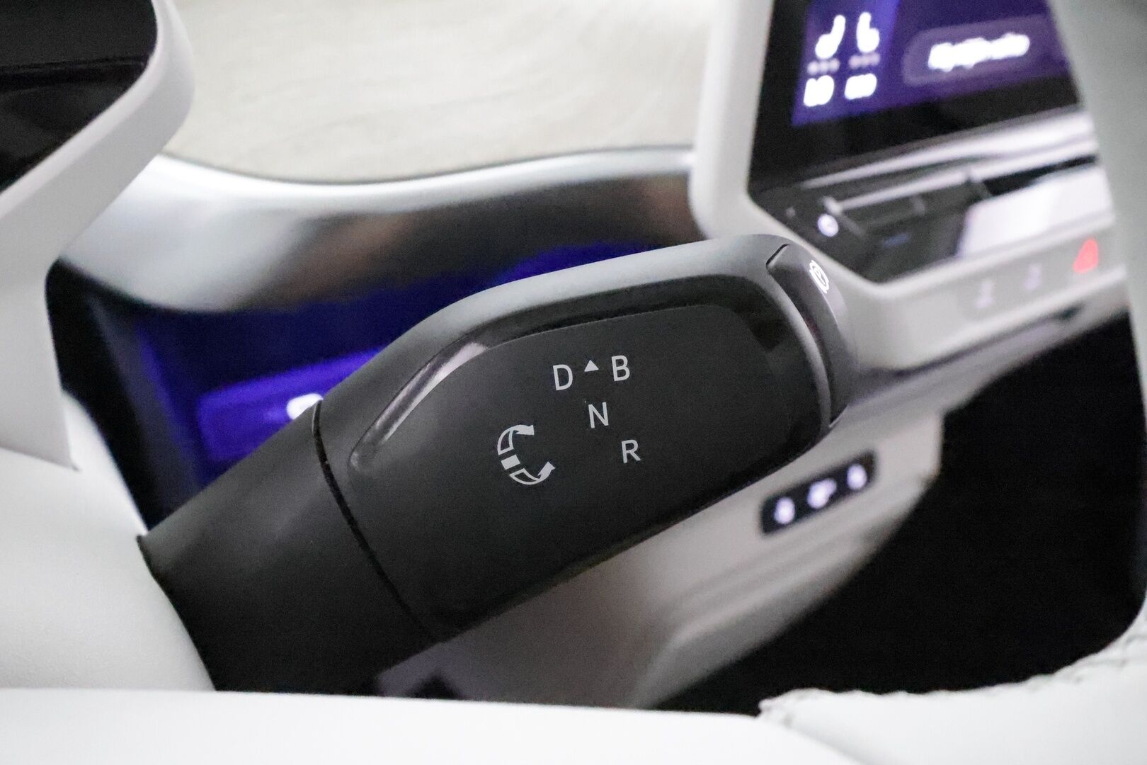 VOLKSWAGEN ID. BUZZ 2023 150kW PRO Business **Adapt.Vakkari / Sähköliukuovet / Matrix-LED / P.kamera / Koukku / Navi / Hierovat Sportpenkit Muistilla / Keyless** - 3,99 % KORKOTARJOUS TÄHÄN AUTOON - Akku kuntotarkastettu / 2x Latauskaapelit / Merkkihuollettu!
