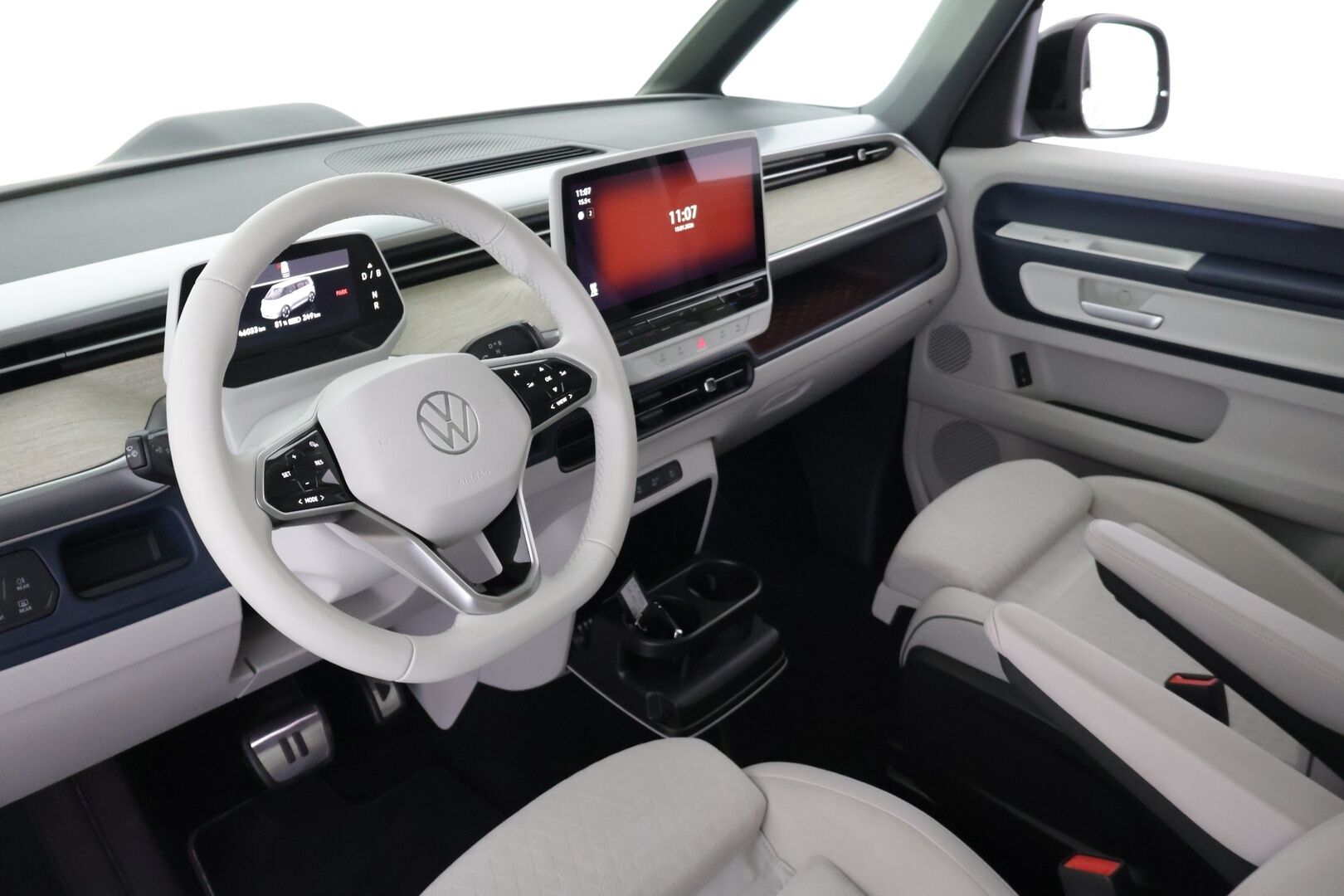 VOLKSWAGEN ID. BUZZ 2023 150kW PRO Business **Adapt.Vakkari / Sähköliukuovet / Matrix-LED / P.kamera / Koukku / Navi / Hierovat Sportpenkit Muistilla / Keyless** - Akku kuntotarkastettu / 2x Latauskaapelit / Merkkihuollettu!