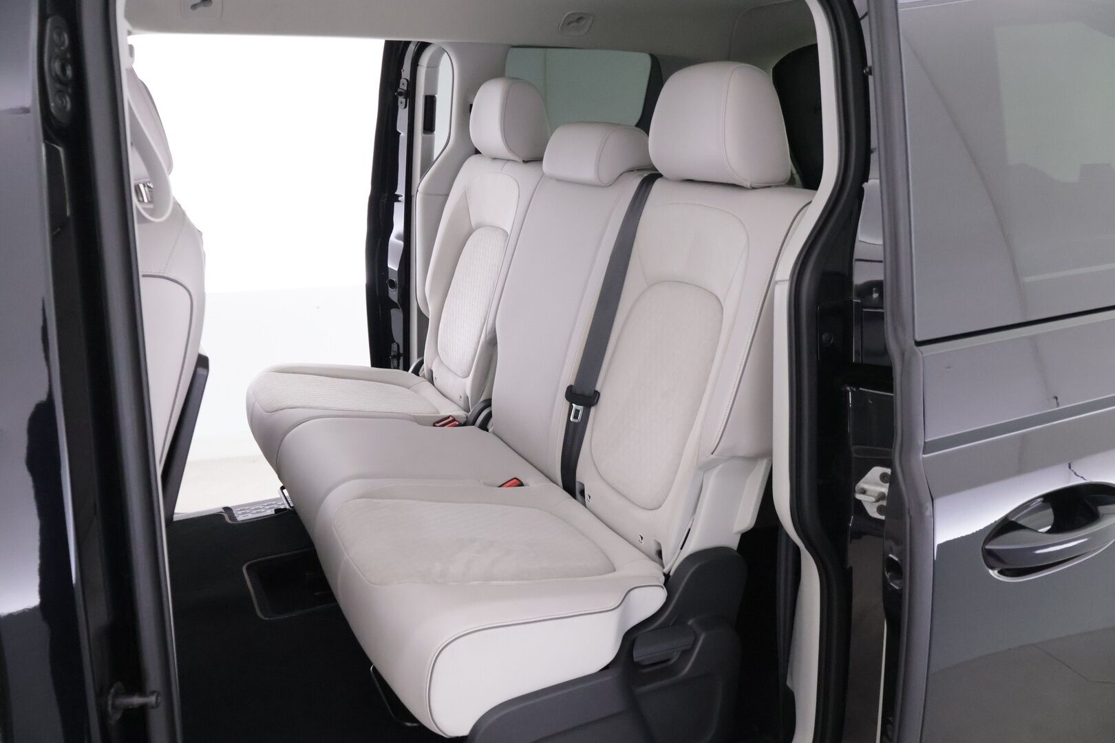 VOLKSWAGEN ID. BUZZ 2023 150kW PRO Business **Adapt.Vakkari / Sähköliukuovet / Matrix-LED / P.kamera / Koukku / Navi / Hierovat Sportpenkit Muistilla / Keyless** - Akku kuntotarkastettu / 2x Latauskaapelit / Merkkihuollettu!