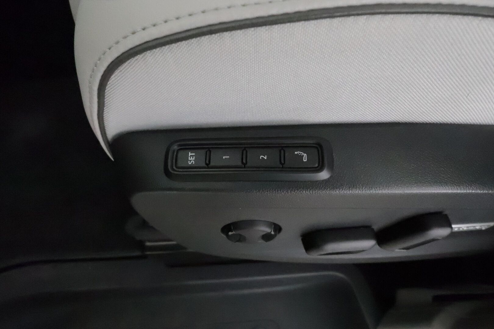 VOLKSWAGEN ID. BUZZ 2023 150kW PRO Business **Adapt.Vakkari / Sähköliukuovet / Matrix-LED / P.kamera / Koukku / Navi / Hierovat Sportpenkit Muistilla / Keyless** - 3,99 % KORKOTARJOUS TÄHÄN AUTOON - Akku kuntotarkastettu / 2x Latauskaapelit / Merkkihuollettu!