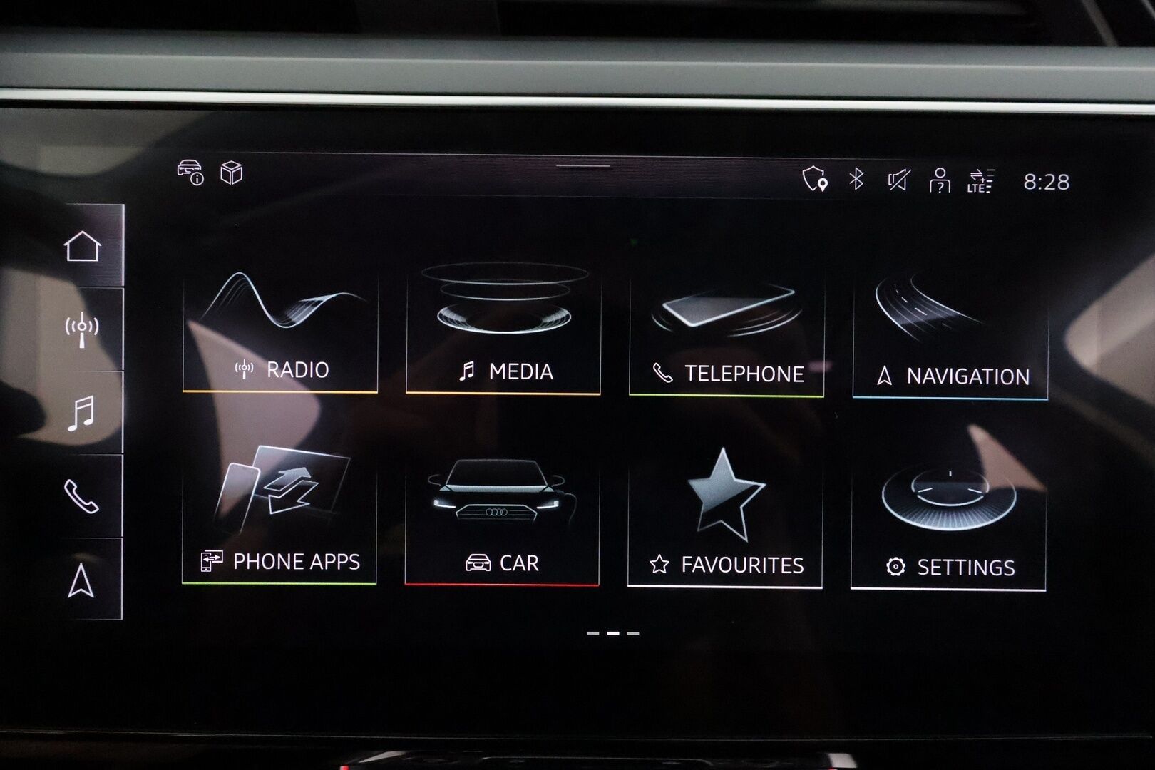 AUDI E-TRON 2023 55 **Adapt.vakkari / Sähköpenkit / Muistipenkki / P.kamera / Digimittaristo / Puolinahat / Panorama / Navi / Ilma-alusta** - 3,99 % KORKOTARJOUS TÄHÄN AUTOON - Kahdet renkaat aluvanteilla / Merkkihuollettu
