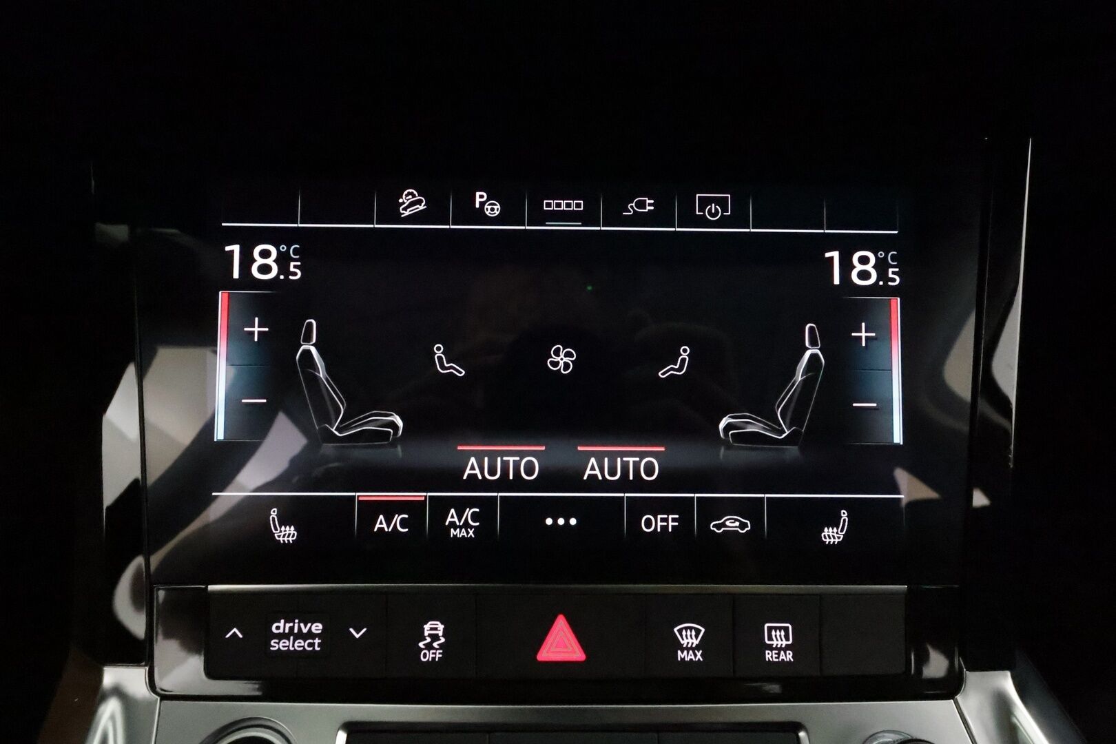 AUDI E-TRON 2023 55 **Adapt.vakkari / Sähköpenkit / Muistipenkki / P.kamera / Digimittaristo / Puolinahat / Panorama / Navi / Ilma-alusta** - 3,99 % KORKOTARJOUS TÄHÄN AUTOON - Kahdet renkaat aluvanteilla / Merkkihuollettu