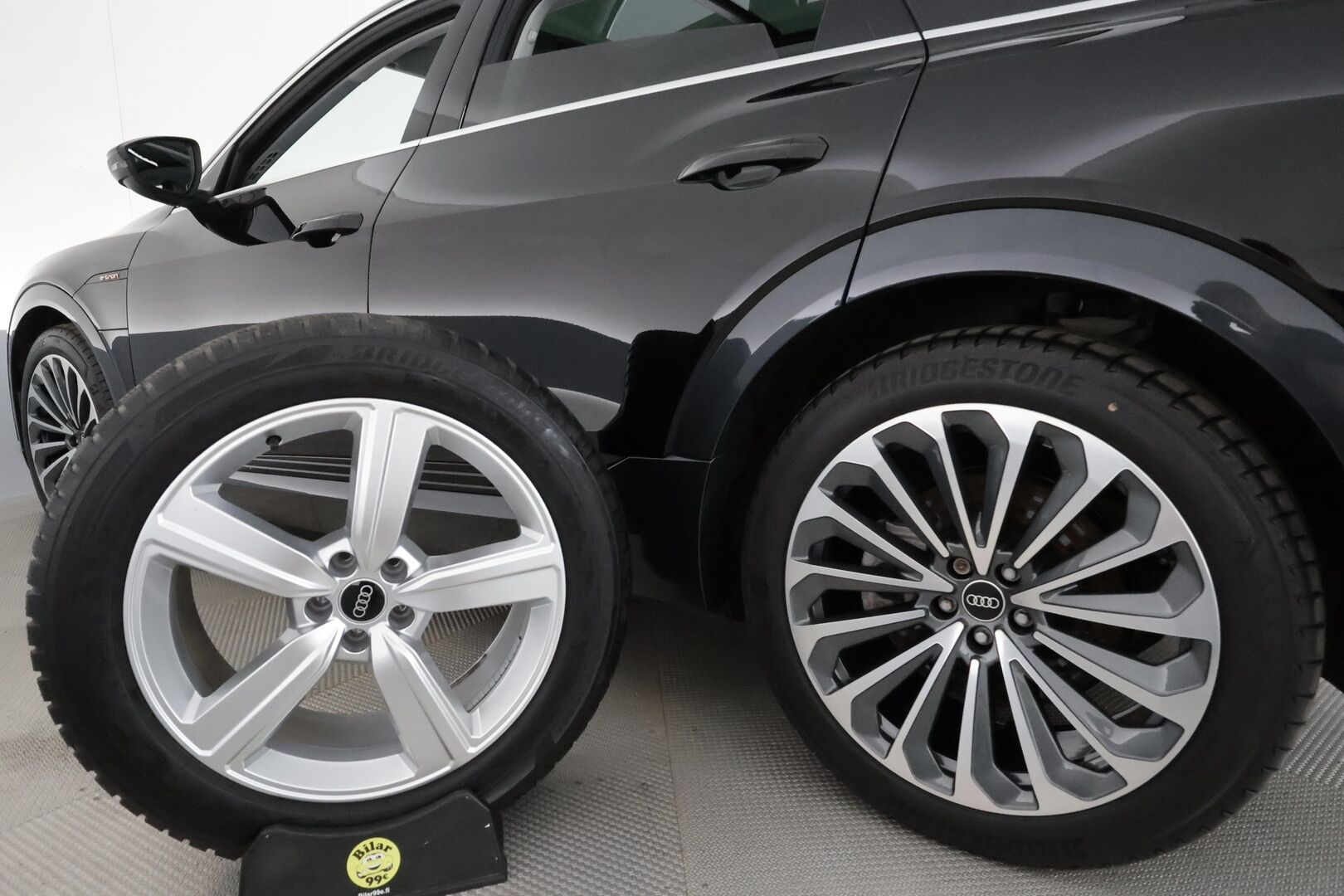 AUDI E-TRON 2023 55 **Adapt.vakkari / Sähköpenkit / Muistipenkki / P.kamera / Digimittaristo / Puolinahat / Panorama / Navi / Ilma-alusta** - 3,99 % KORKOTARJOUS TÄHÄN AUTOON - Kahdet renkaat aluvanteilla / Merkkihuollettu